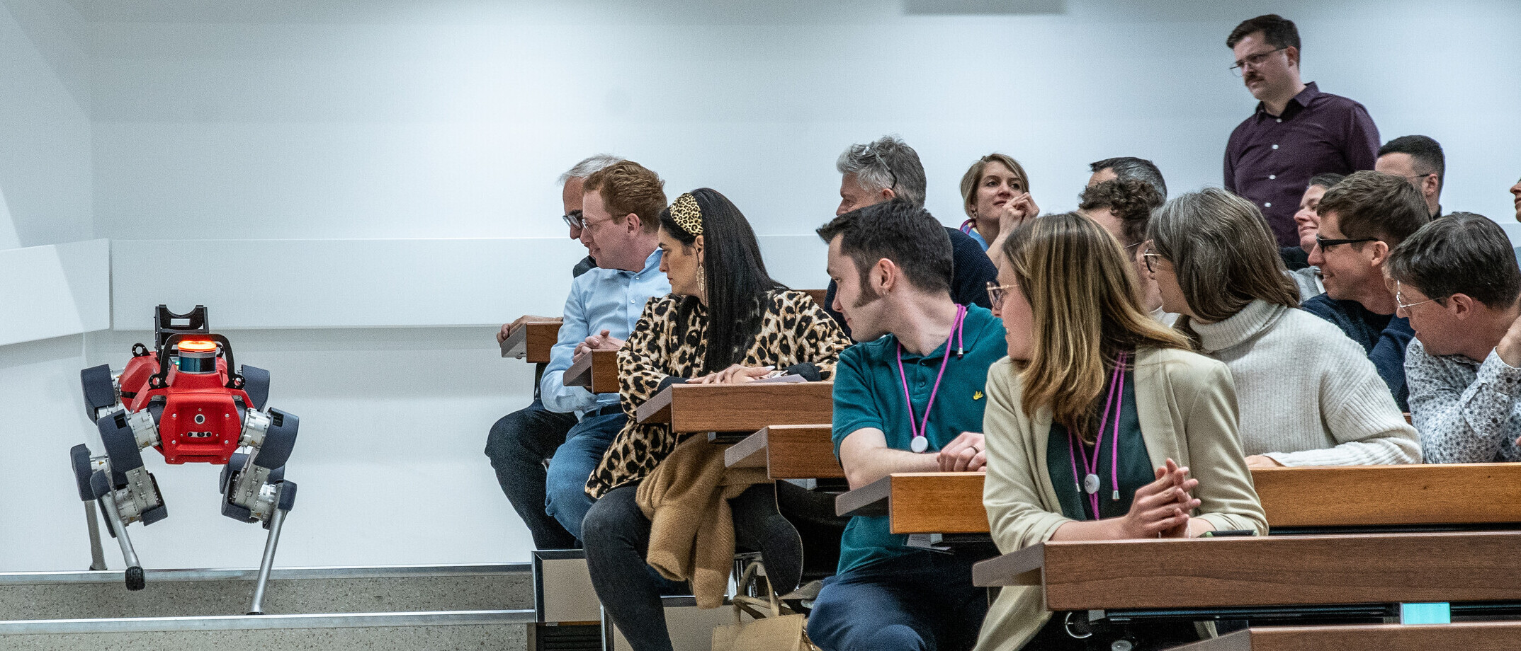 Roboterhund ANYmal läuft Treppe hinunter.