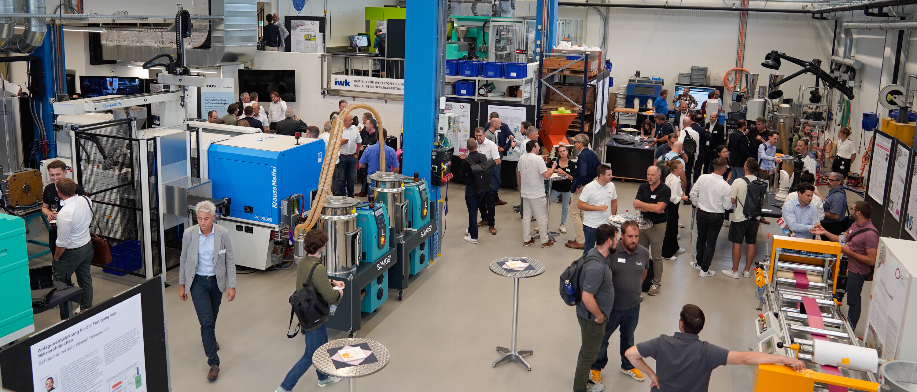 240905_rakufo_Teilnehmende-in-maschinenhalle_ueberblick Blick in die Maschinenhalle mit Kunden am 19. Rapperswiler Kunststoff-Forum 2024 im Techpark Eichwies