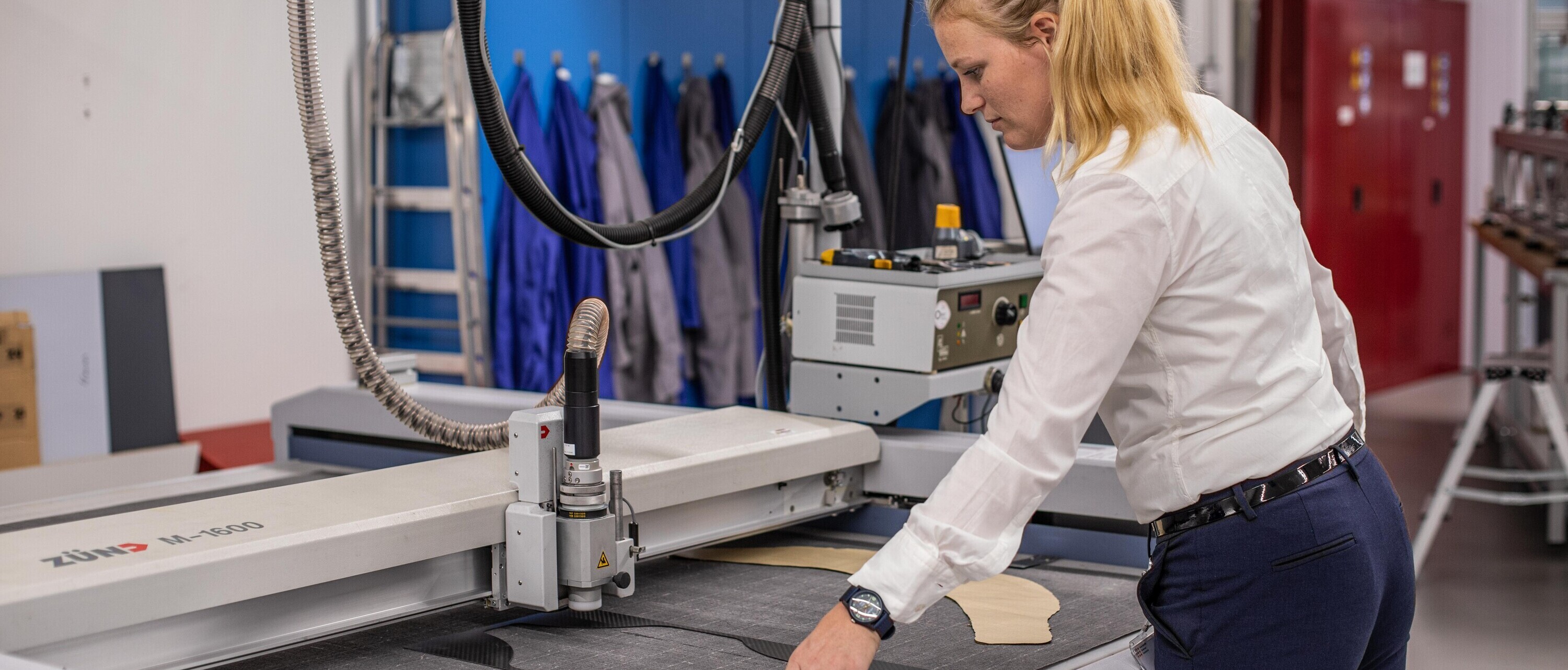 IWK_Website_Fachbereiche_FVK Arbeit in Institut im Bereich Faserverbundtechnik / Leichtbau