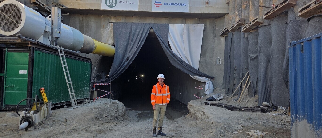 Roman Kunz, Diplomand vor dem Baustellenportal Bystrc