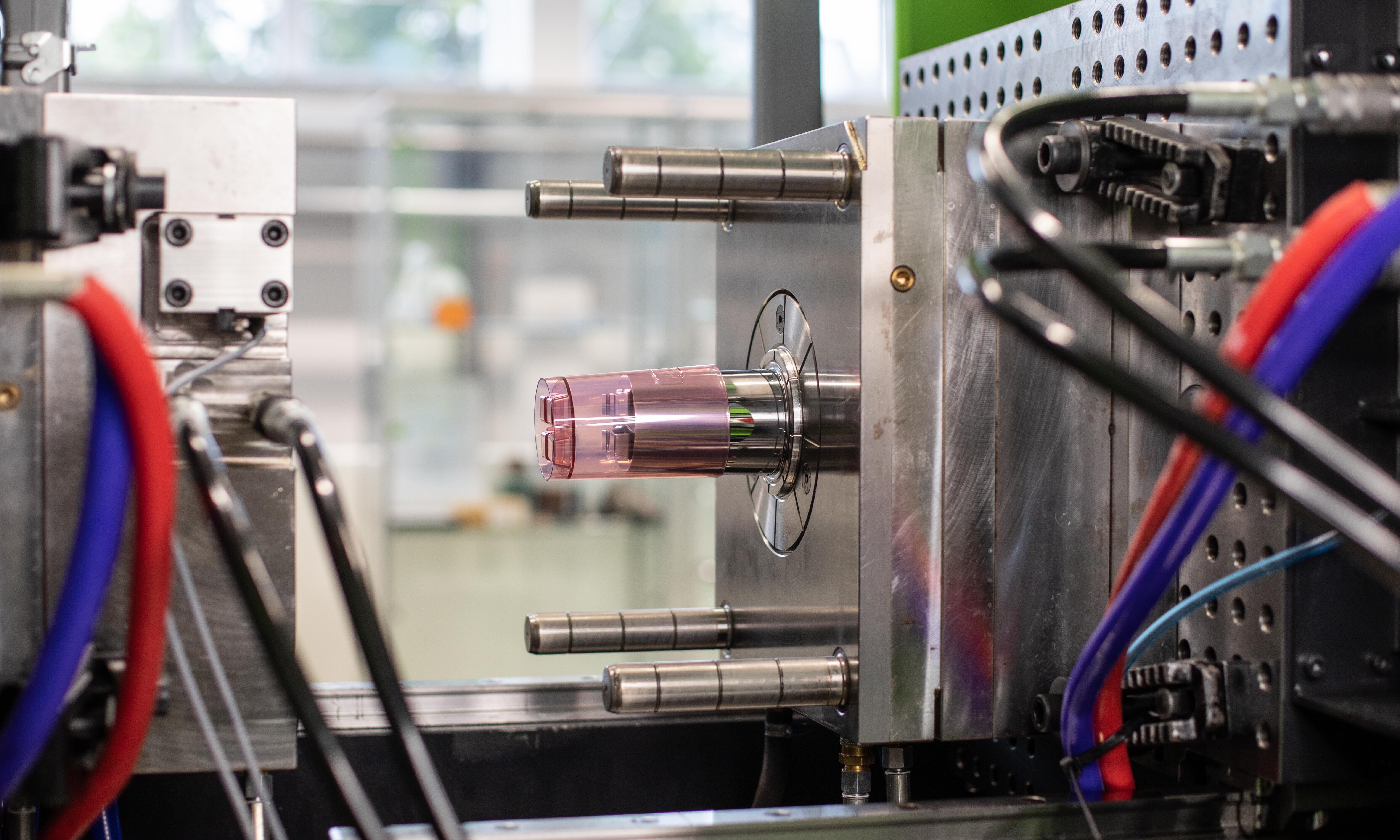 IWK_Website_Fachbereiche_Startseite Spritzgussmaschine mit fertigem Produkt