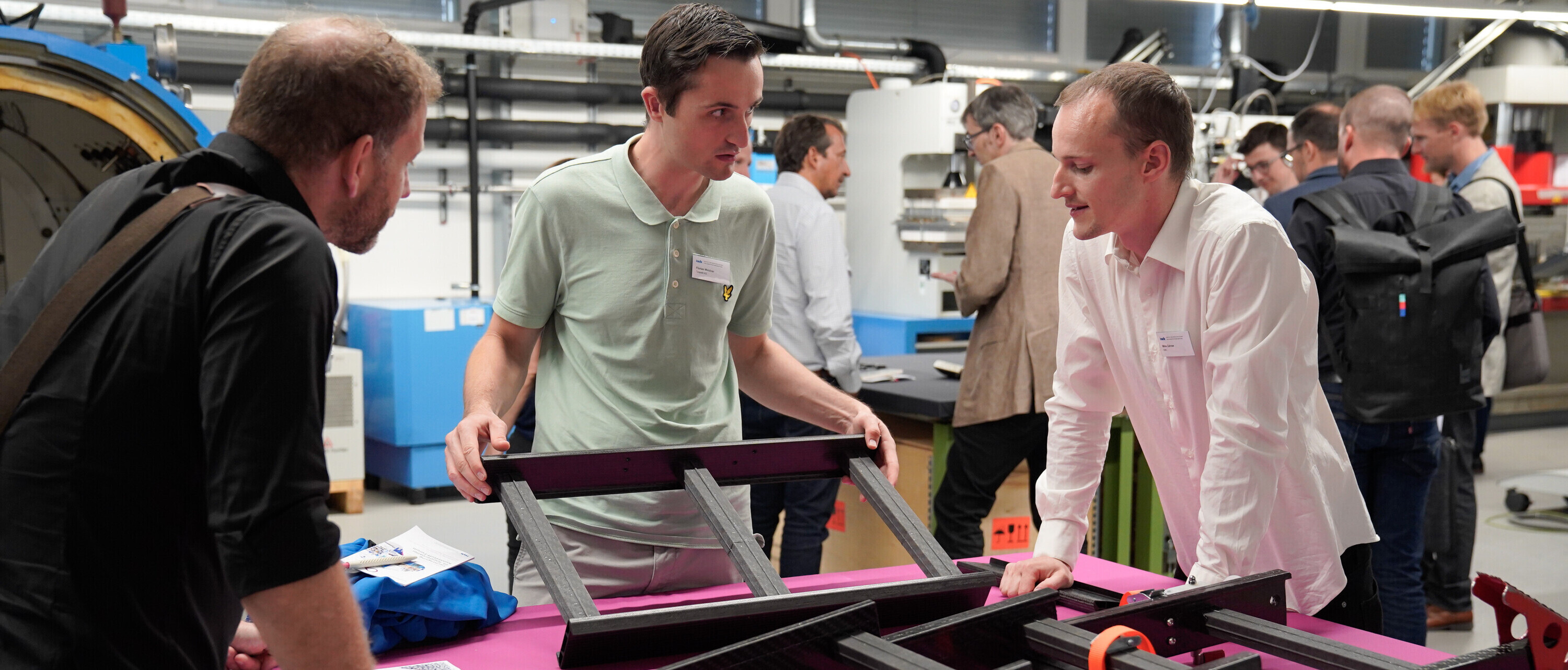 240905_rakufo_faserverbundtechnik-leichtbau_teilnehmende_gespraech Teilnehmende am 19. Rapperswiler Kunststoff-Forum im Gespräch mit wissenschaftlichem Mitarbeiter zum Thema Faserverbundtechnik / Leichtbau.