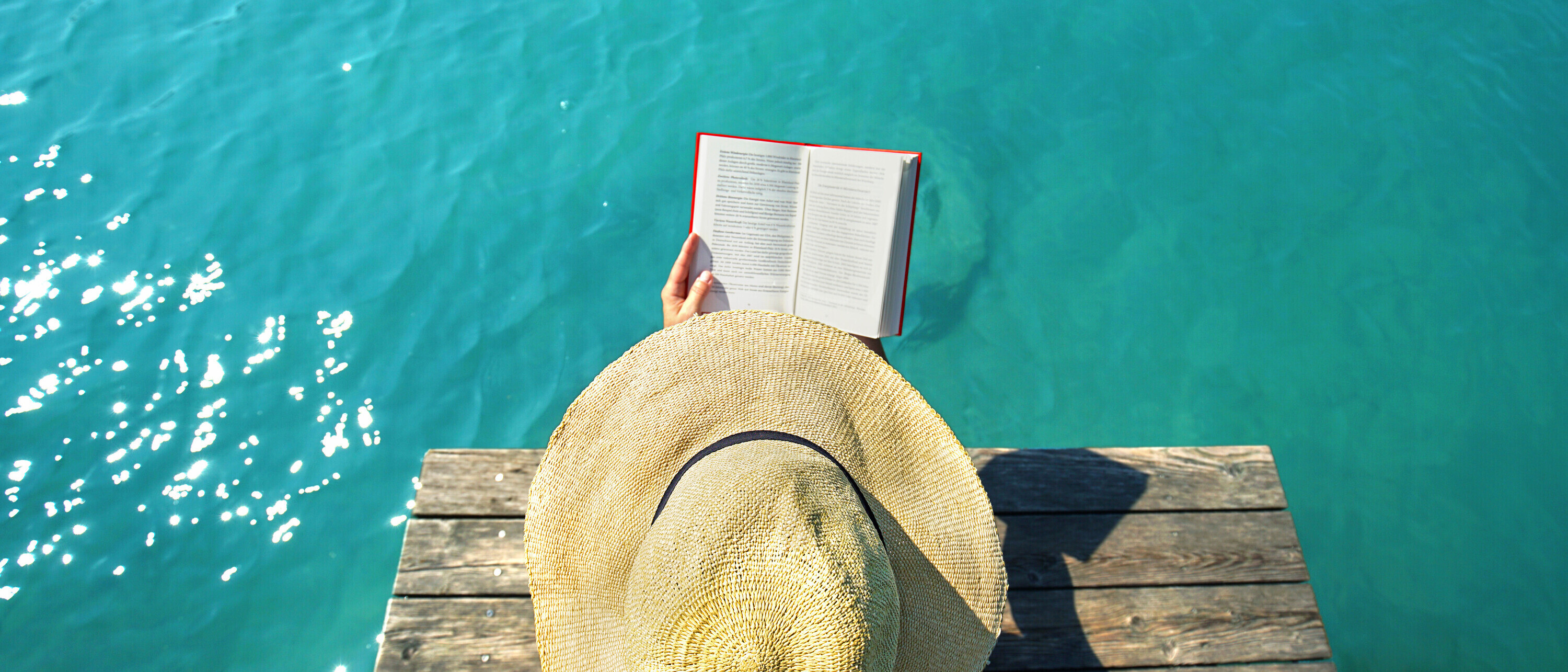 ein Buch lesen am Meer