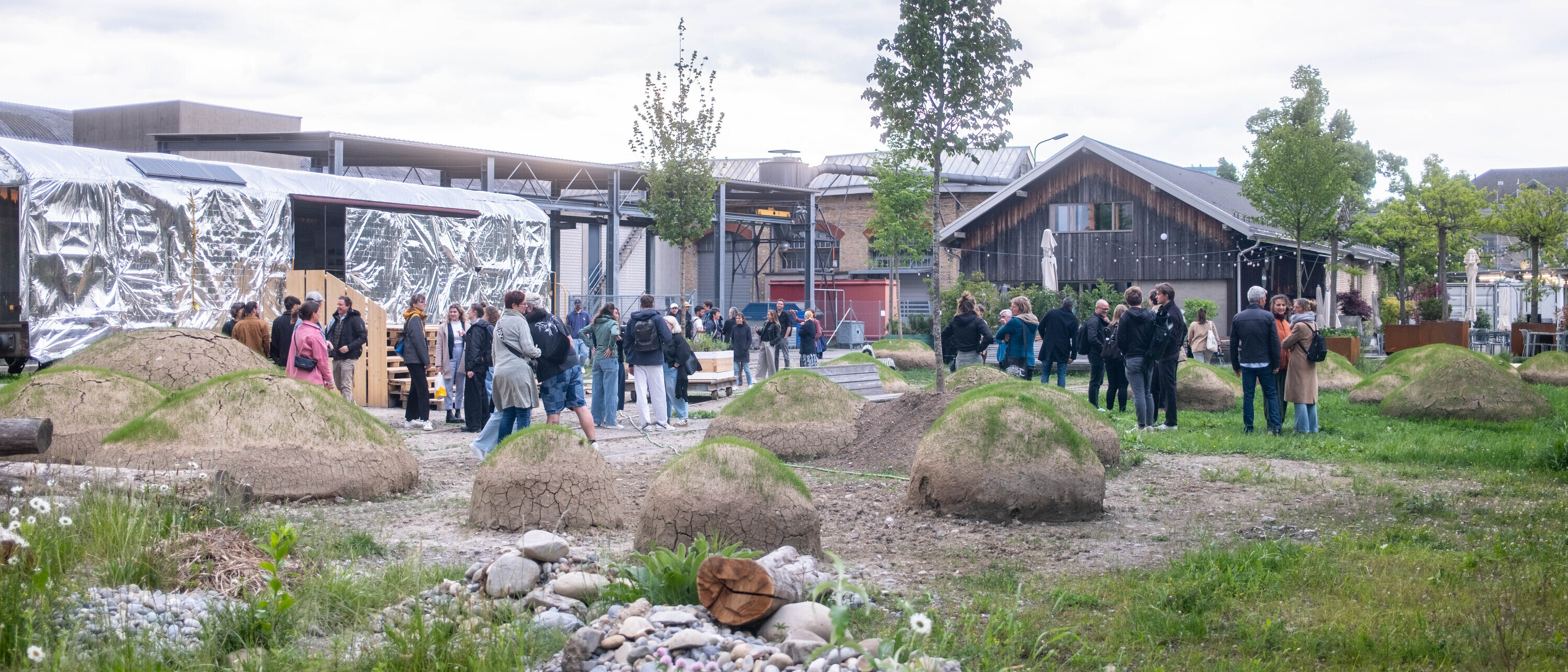 Studierende der Landschaftsarchitektur gestalten Brache Y in Zürich (Foto: Sven Sari-Schnyder) Studierende der Landschaftsarchitektur gestalten Brache Y in Zürich (Foto: Sven Sari-Schnyder)
