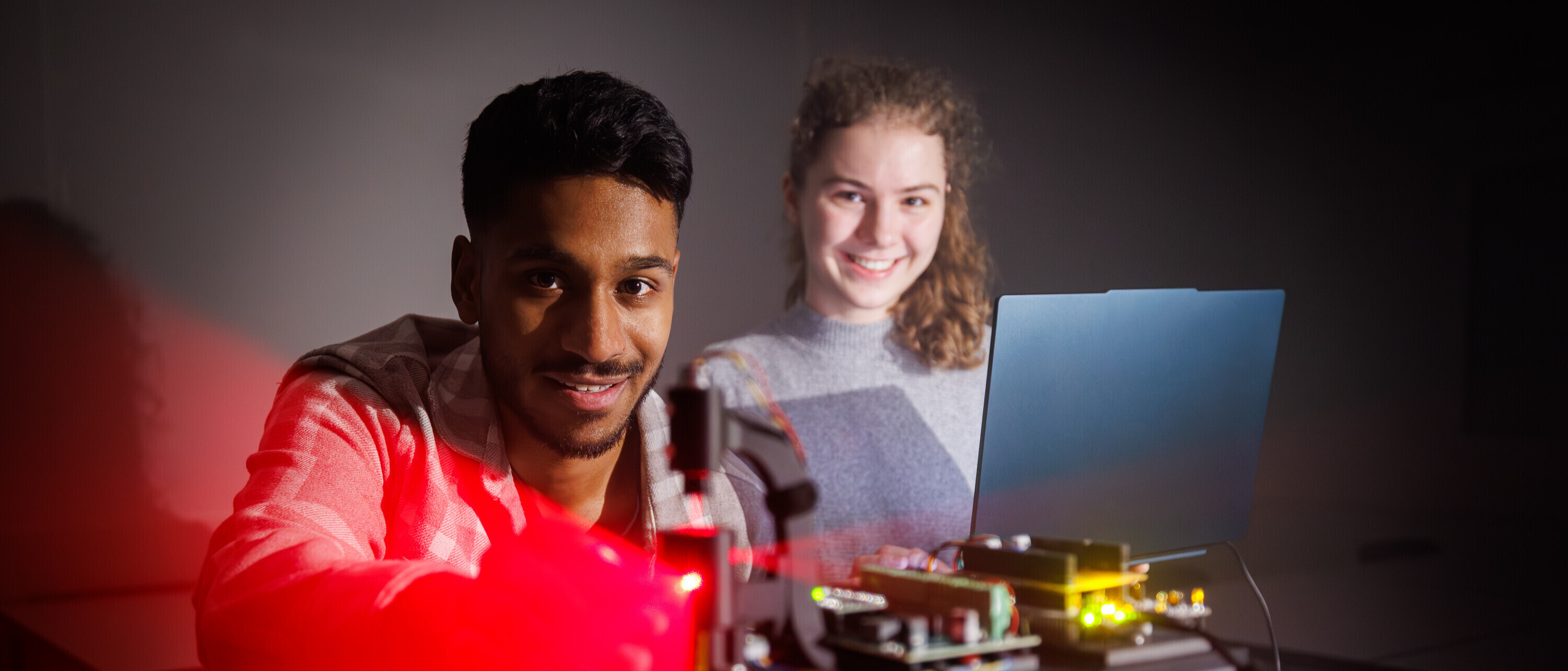 Zwei Studierende aus dem Bachelorstudiengang Electrical and Computer Engineering arbeiten an einem laserbasierten Lokalisierungssystem.