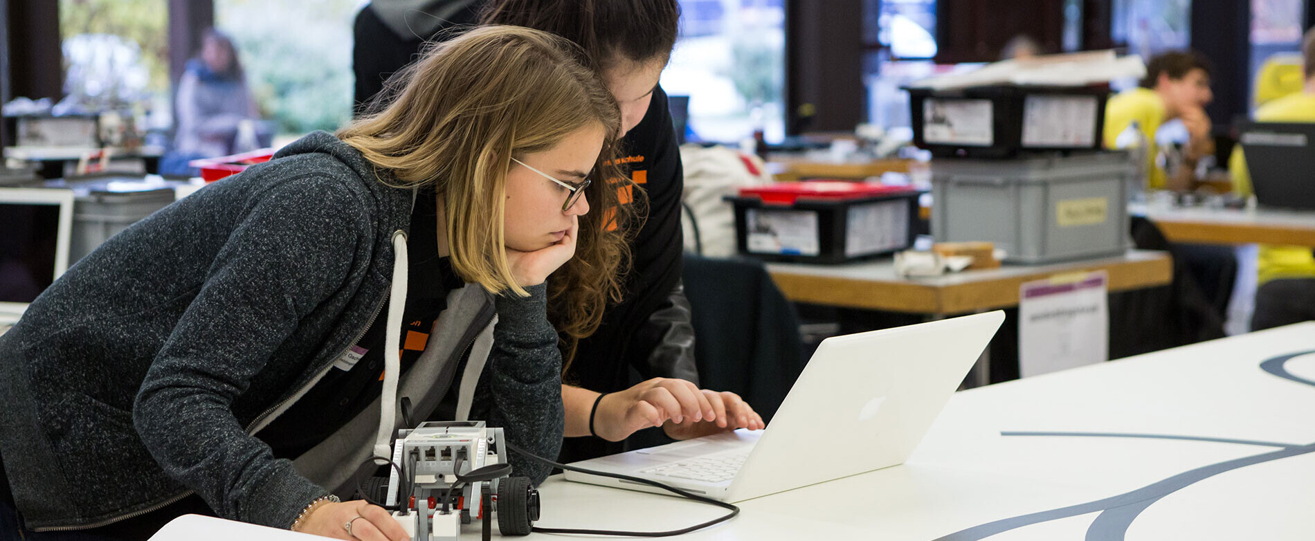 Nachwuchsprogramm für Oberstufen Schülerinnen und Schüler: RobOlympics Nachwuchsprogramm für Oberstufen Schülerinnen und Schüler: RobOlympics