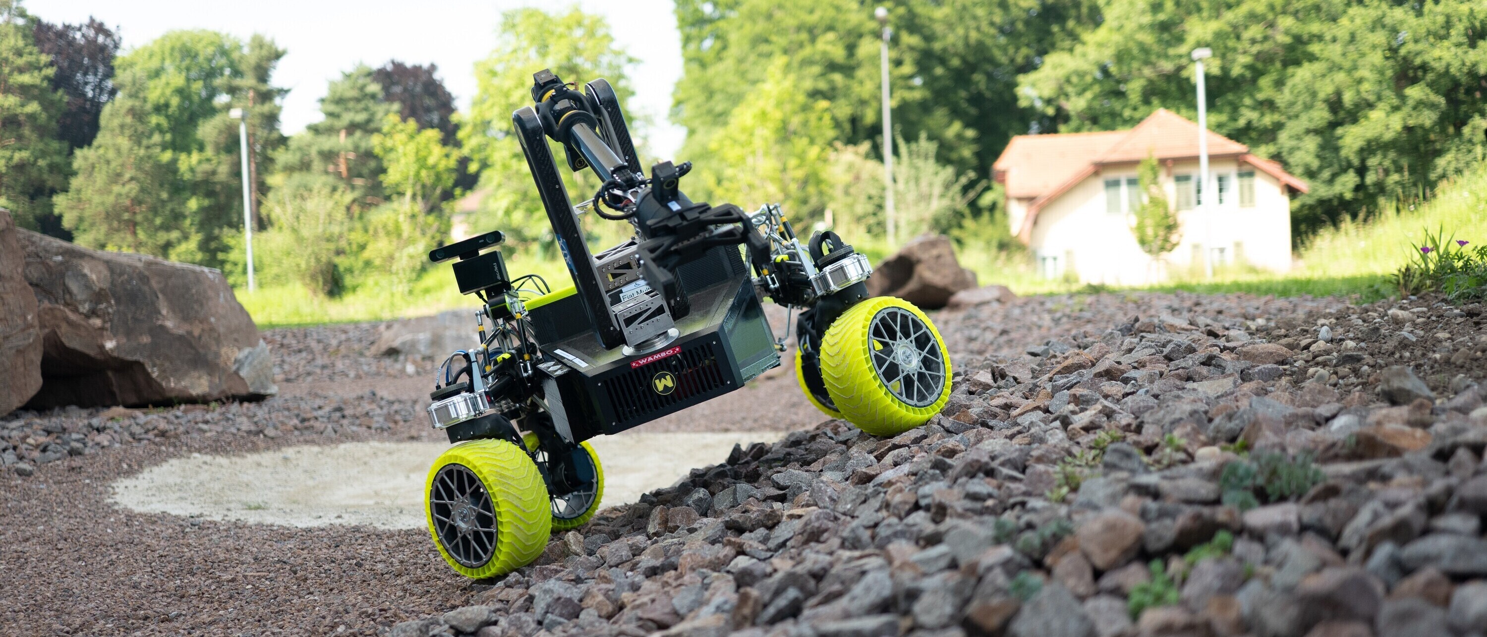 Mars-Roboter «Hufi» fährt durch sein neues Terrain (Foto: Sven Sari-Schnyder) Mars-Roboter «Hufi» fährt durch sein neues Terrain (Foto: Sven Sari-Schnyder)