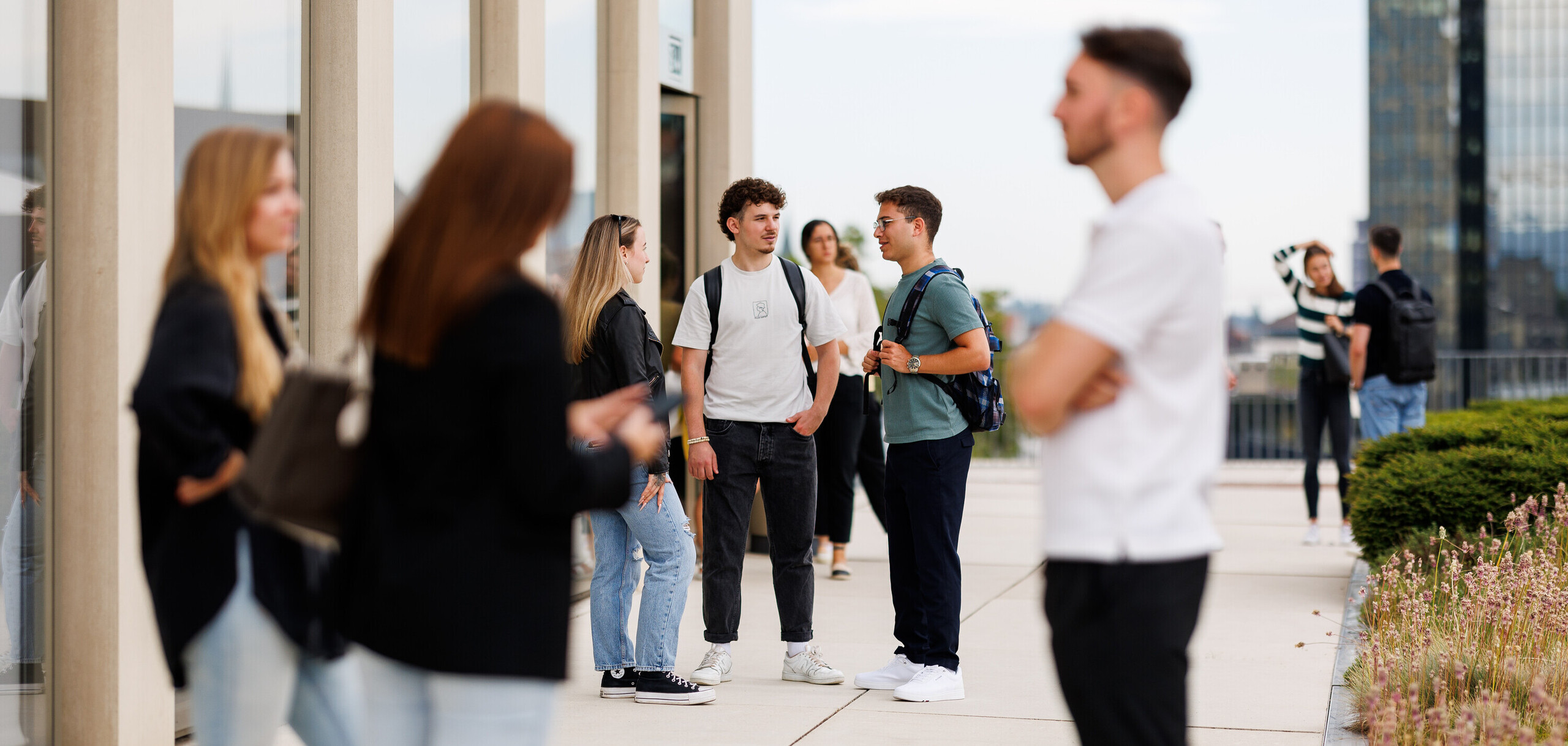 Studierende im Bachelor Betriebsökonomie der OST stehen auf der Terrasse in St. Gallen