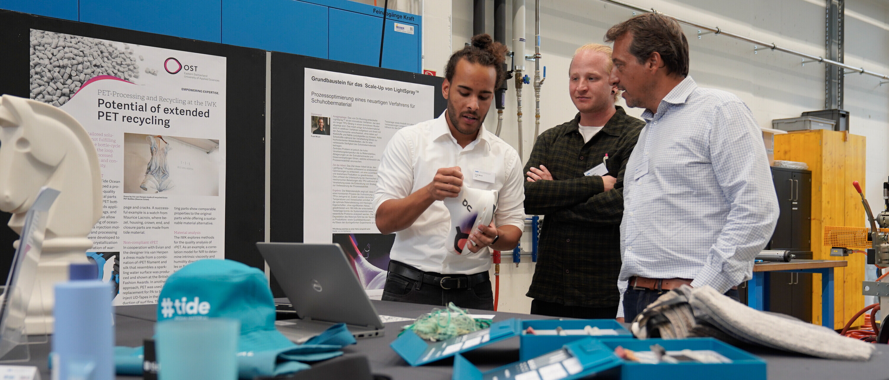 240905_rakufo_compoundieren-extrusion_teilnehmende_gespraech Teilnehmende im Gespräch mit wissenschaftlichem Mitarbeiter am 19. Rapperswiler Kunststoff-Forum 2024