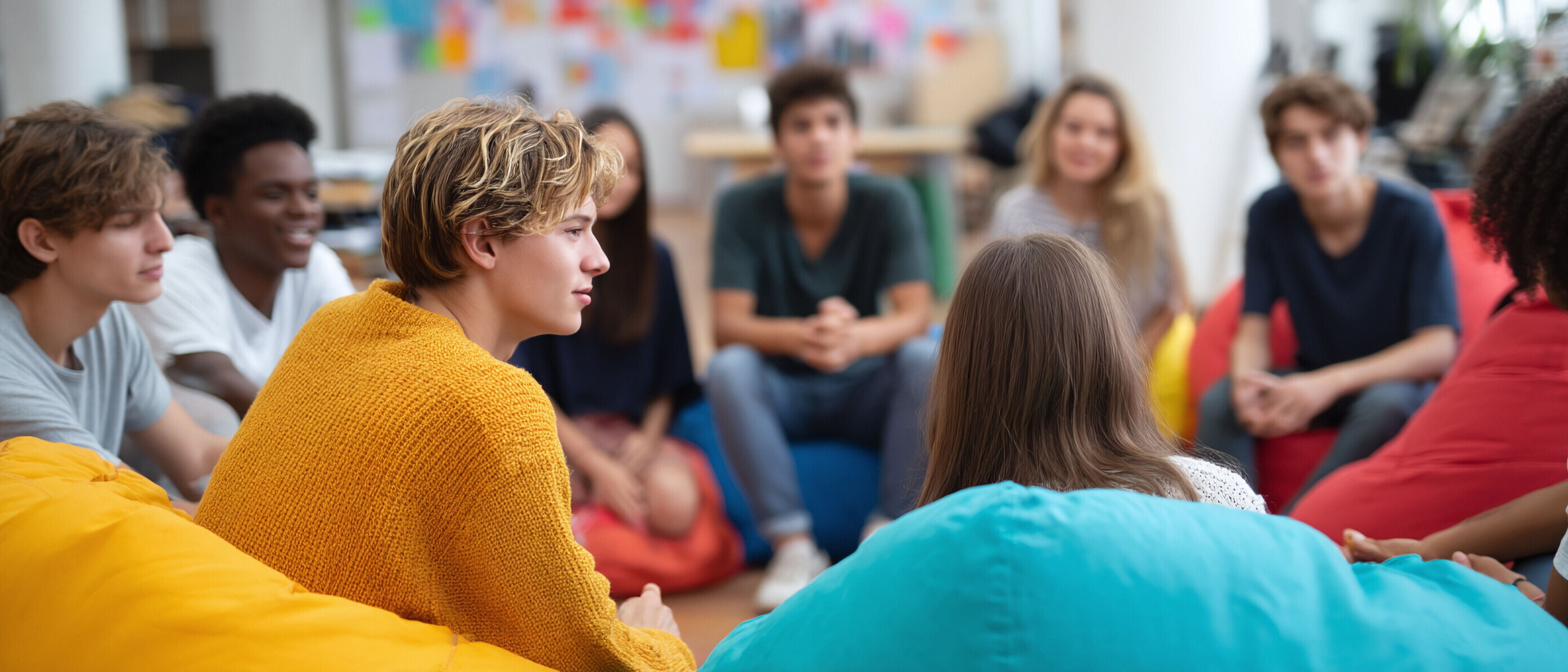 Jugendliche sitzen in einem Kreis und diskutieren lebhaft.