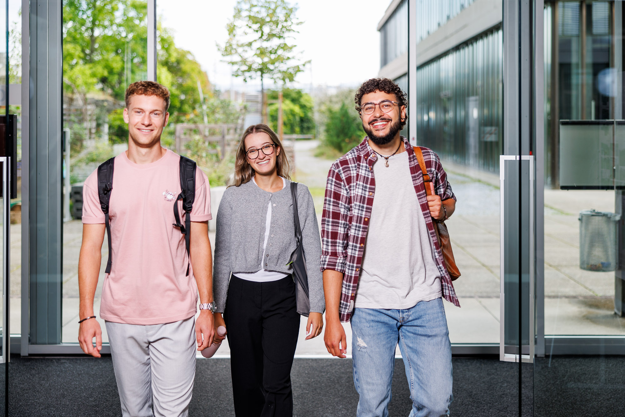 Drei Studierende im Bachelor Betriebsökonomie betreten den Campus Rapperswil