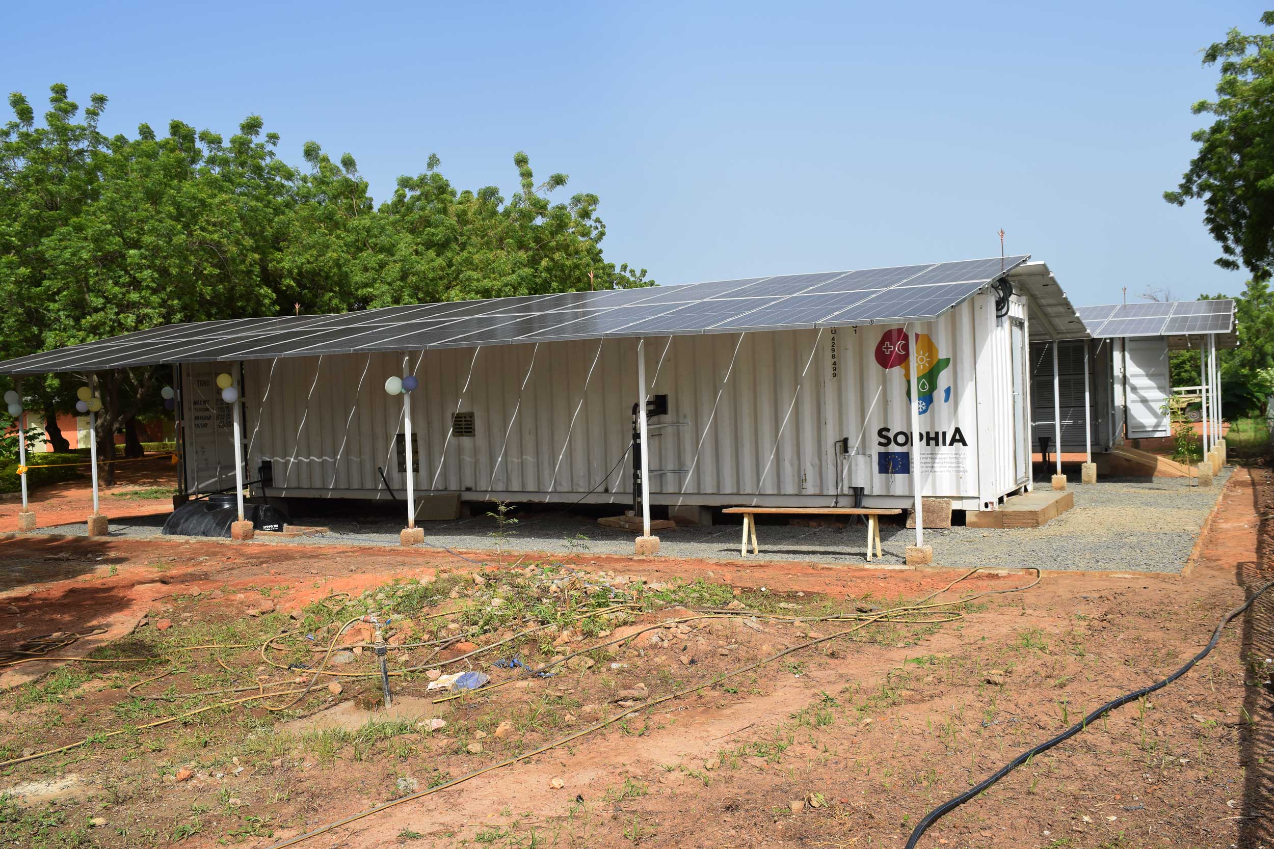 Wohncontainer mit Photovoltaik-Anlage für Stromproduktion in Afrika (Element von SophiA)