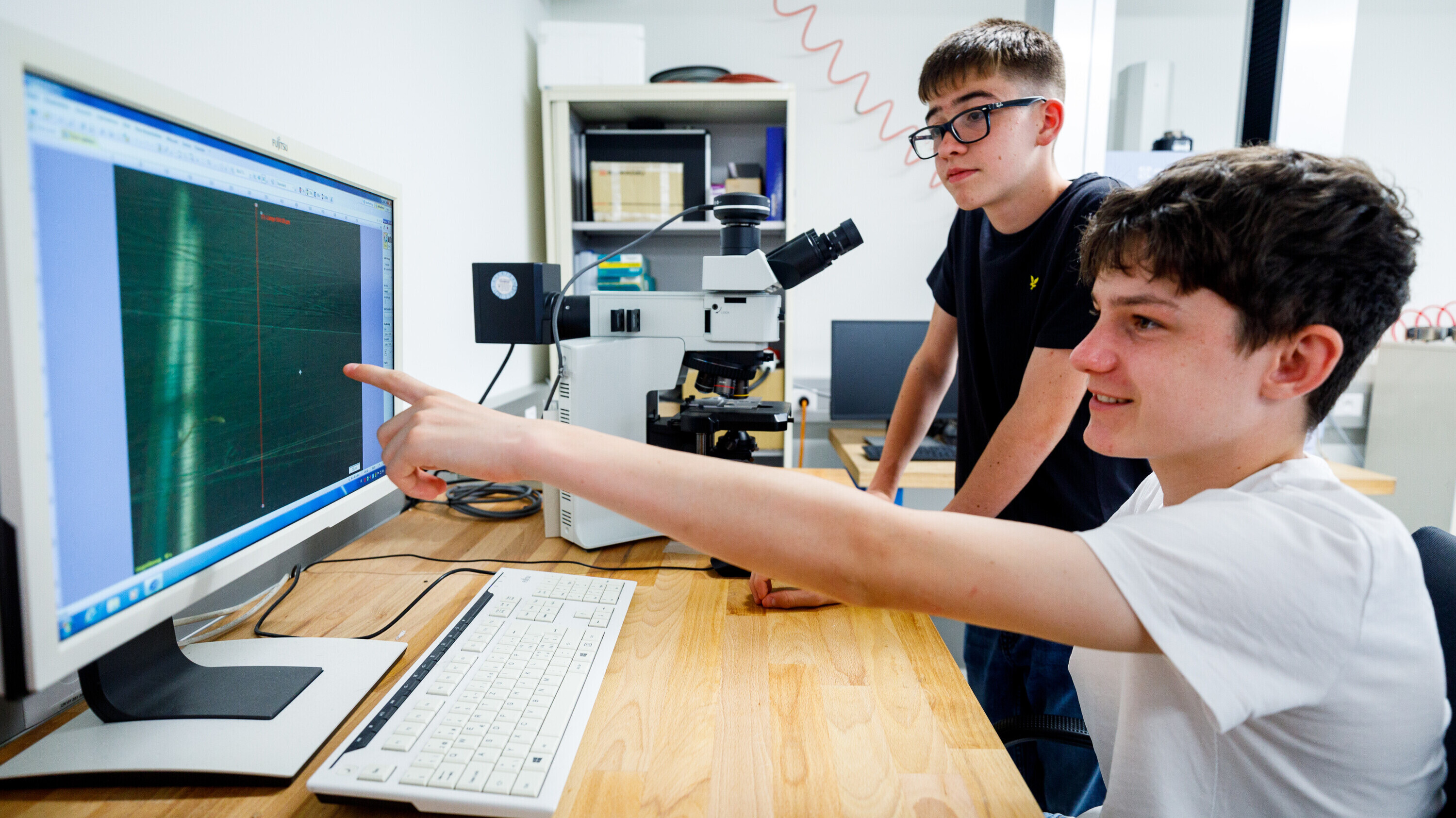 2022_ostlab_jugendliche_arbeit_pc Jugendliche arbeiten am PC im OSTLAB