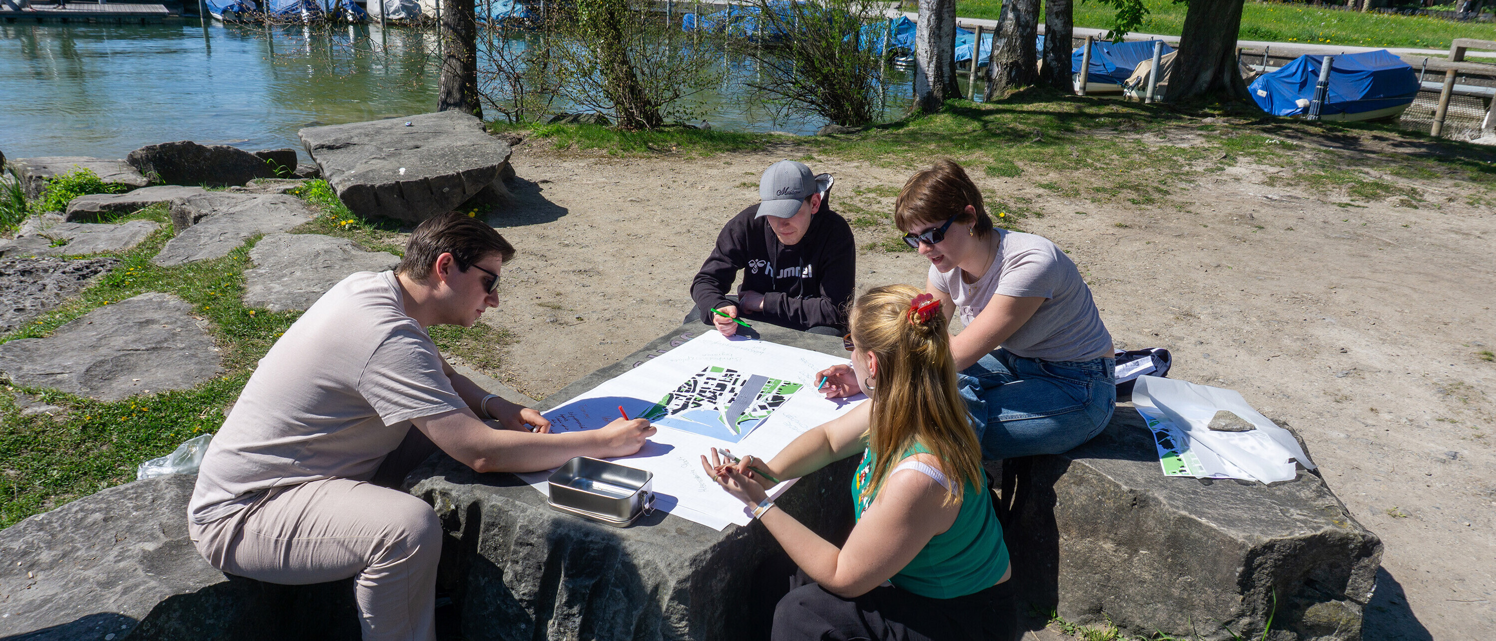 Bahnhofstrasse Rapperswil: In einem Workshop entwarfen die Teilnehmenden Zukunftsvisionen für die notorisch überlastete, vom motorisierten Verkehr dominierte und für den Fuss- und Veloverkehr unattraktive Bahnhofstrasse in Rapperswil. (Foto: Matteo Ruckstuhl)