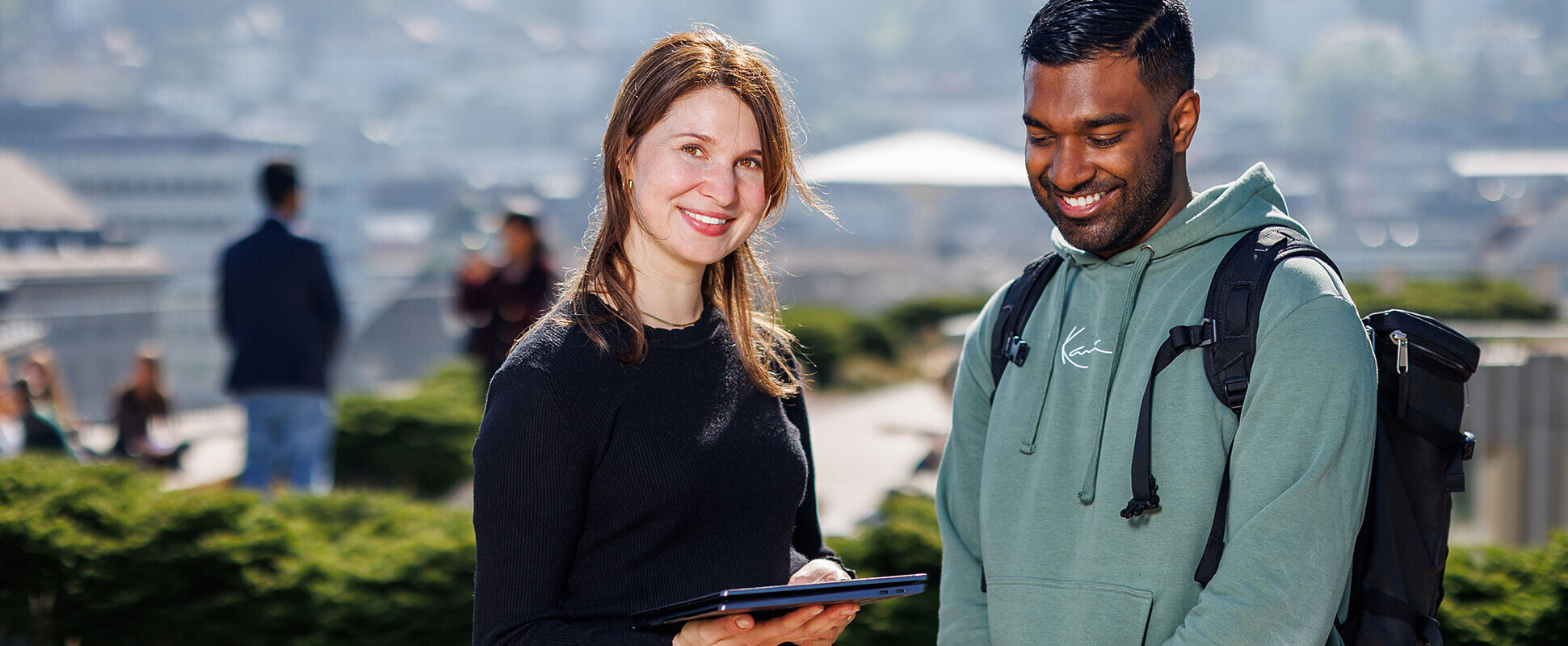 Eine Studentin Master Wirtschaftsinformatik und ein Student Master Wirtschaftsinformatik stehen auf der Terrasse der OST - Ostschweizer Fachhochschule, Campus St. Gallen.