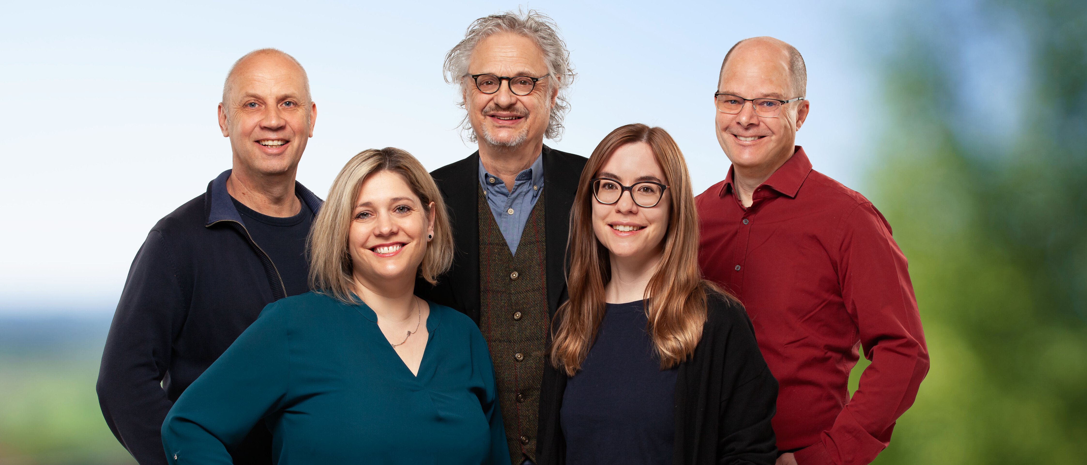 Gruppenfoto Projektgruppe hinten v.l.n.r.: Prof. Steve Stiehler, Projektleitung; Armin Strom, Projektmitarbeiter; Prof. Christian Reutlinger, Projektleitung vorne v.l.n.r.: Conny David, Projektleitung; Marisa Arn, Projektmitarbeiterin.