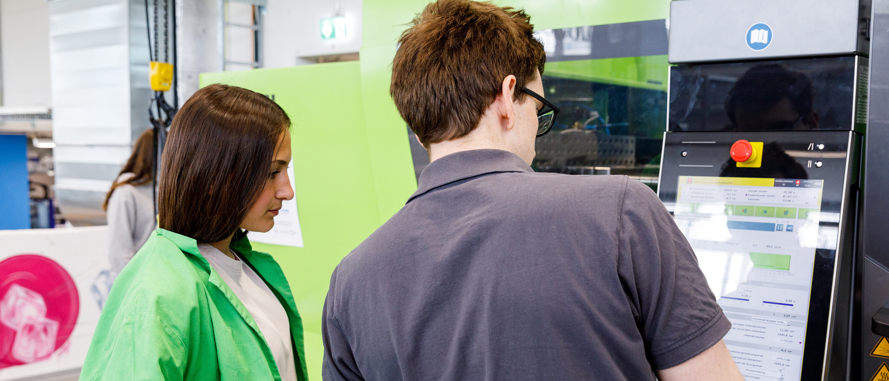 2022_ostlab_betreuung_spritzguss Arbeit an Spritzguss-Maschine im OSTLAB