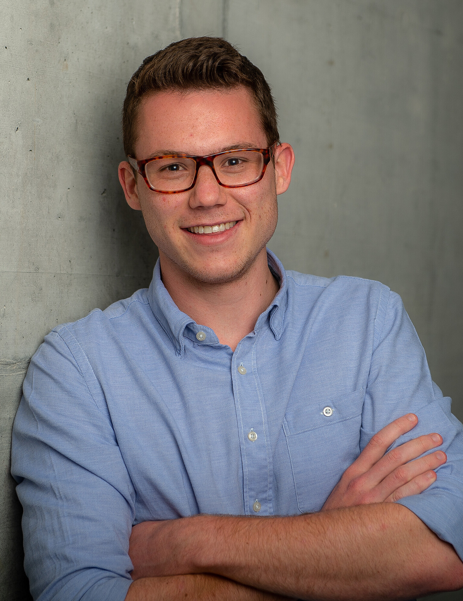 AVAG Mitarbeiter Ein lächelnder junger Mann (Absolvent eines Master of Sciene in Engineering"