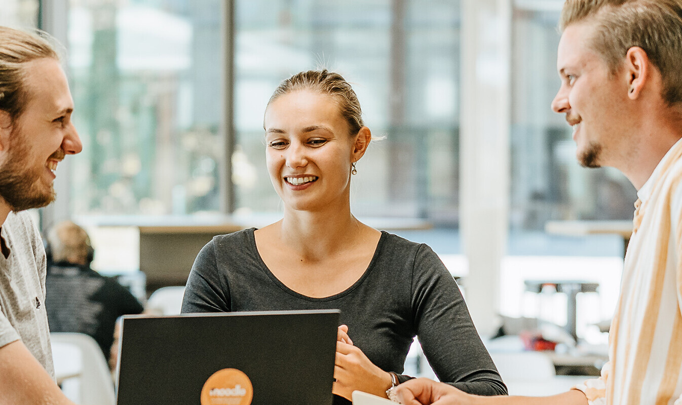 Zwei Männer und eine Frau am Diskutieren