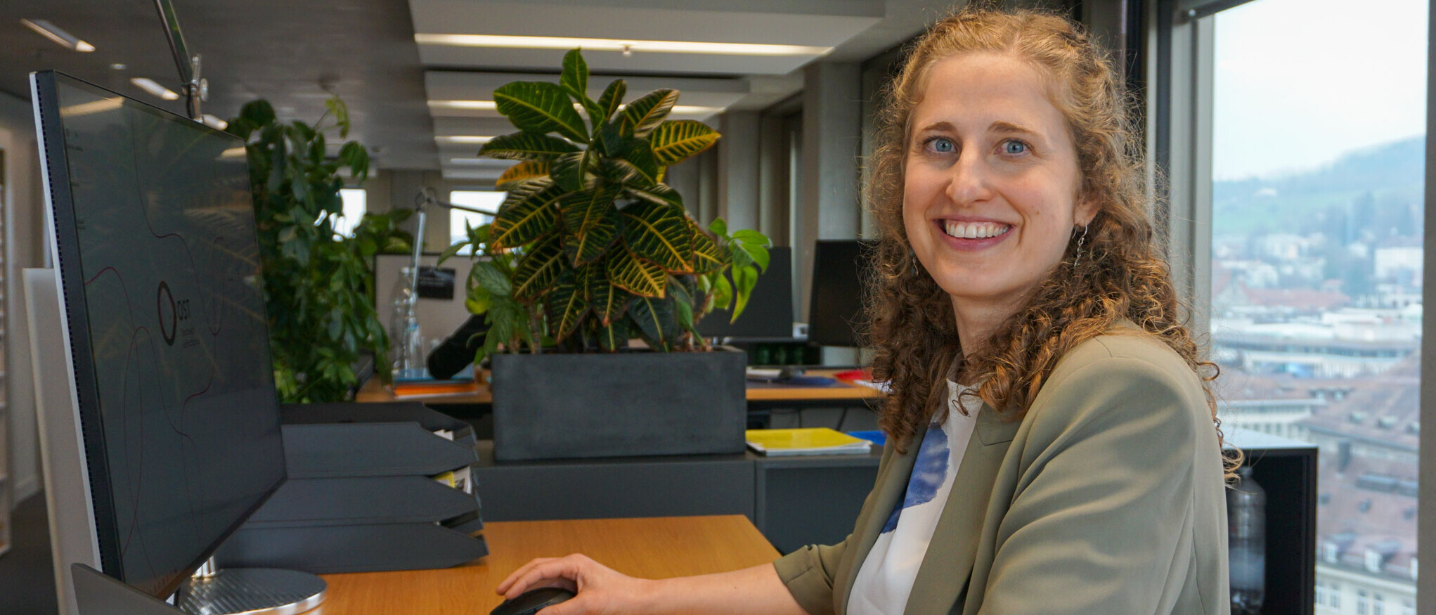Dr. Damaris Aschwanden, Leiterin des IAF Institut für Altersforschung, in ihrem Büro an der OST.
