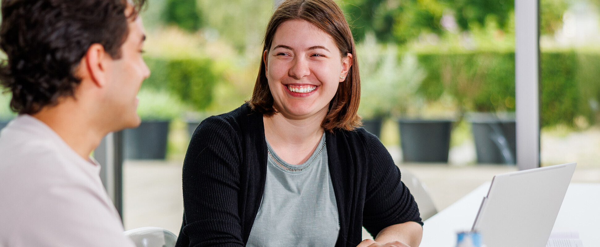 Zwei Studierende des Bachelor Wirtschaftsinformatik im Campusgebäude Vier Studierende des Bachelor Wirtschaftsinformatik im Campusgebäude