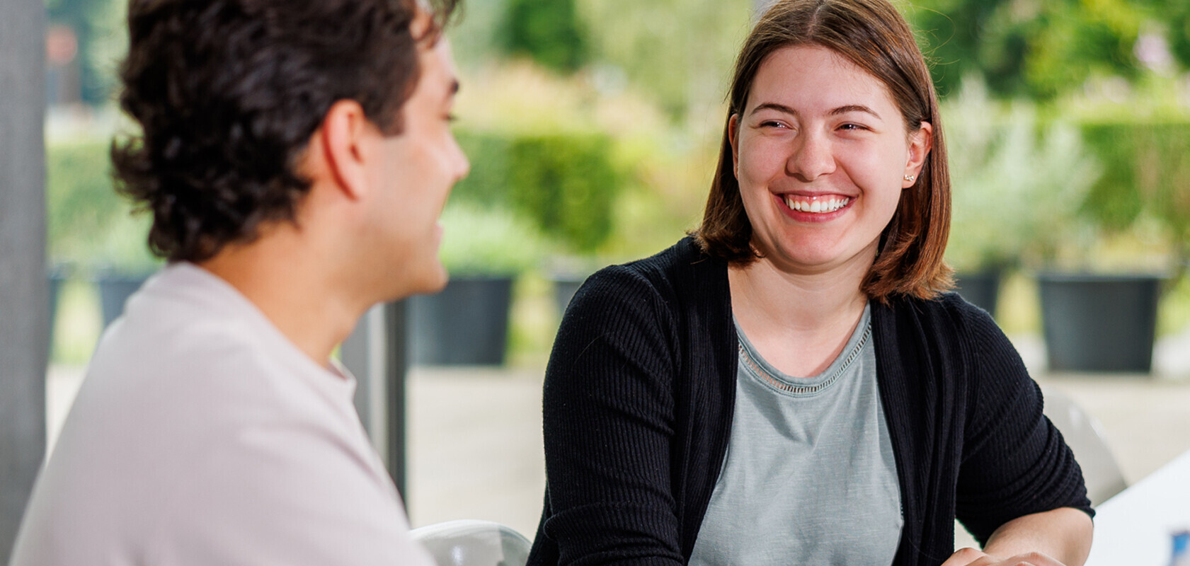 Vier Studierende des Bachelor Wirtschaftsinformatik im Campusgebäude