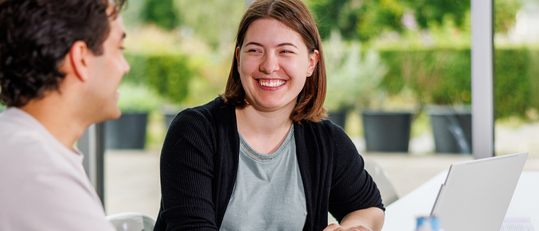 Zwei Studierende des Bachelor Wirtschaftsinformatik im Campusgebäude Vier Studierende des Bachelor Wirtschaftsinformatik im Campusgebäude