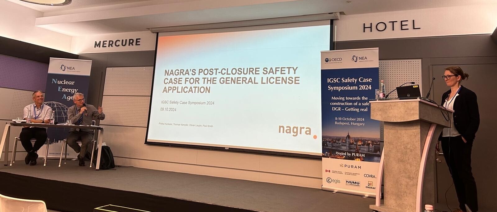 «Requirements-Management» Session. Von links nach rechts: Co-chairs Thomas Kämpfer (OST) & Klaus-Jürgen Röhlig (Uni Clausthal); Speaker Priska Hunkeler (Nagra)