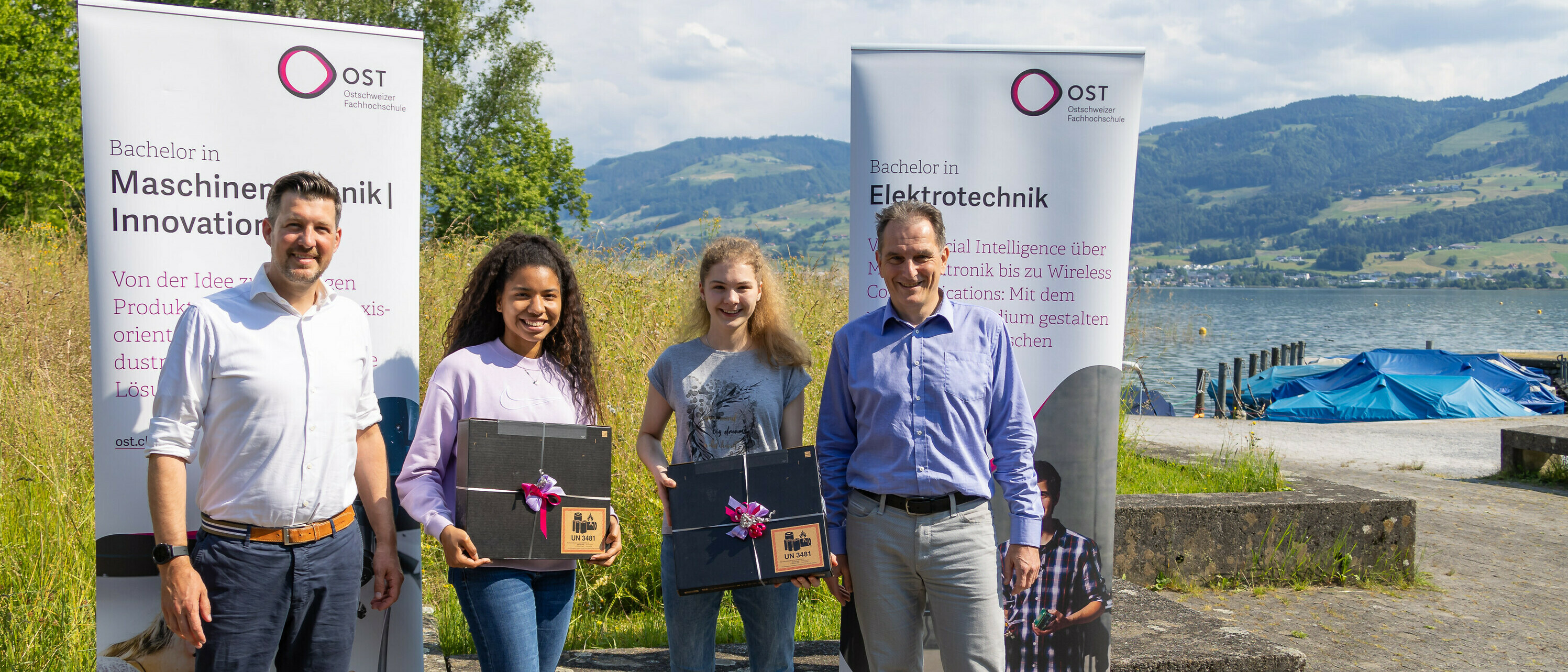 Die Studiengangleiter von Maschinentechnik|Innovation und Elektrotechnik haben zwei neueintretenden Studentinnen je ein Notebook übergeben. 