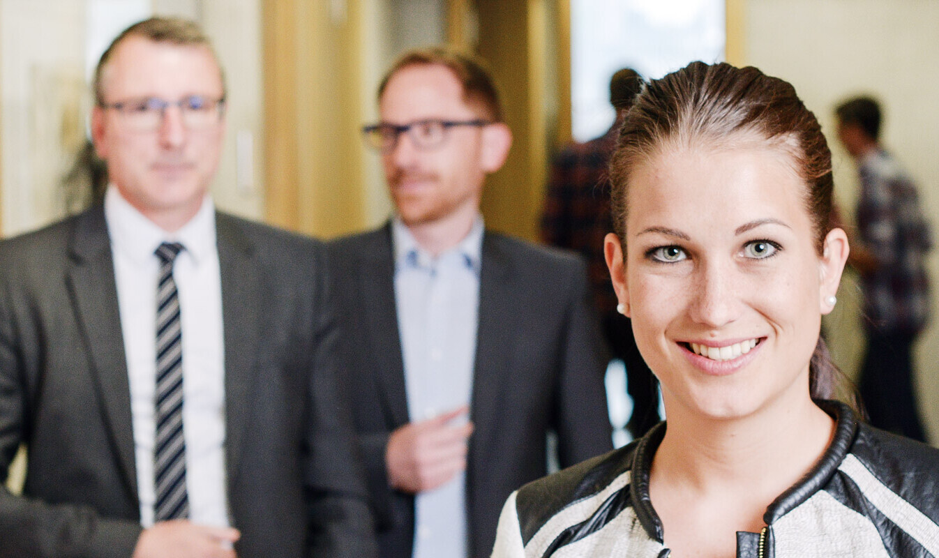 Weiterbildung an der OST Männer und Frauen, welche eine Weiterbildung an der OST absolvieren in der Pause auf Flur