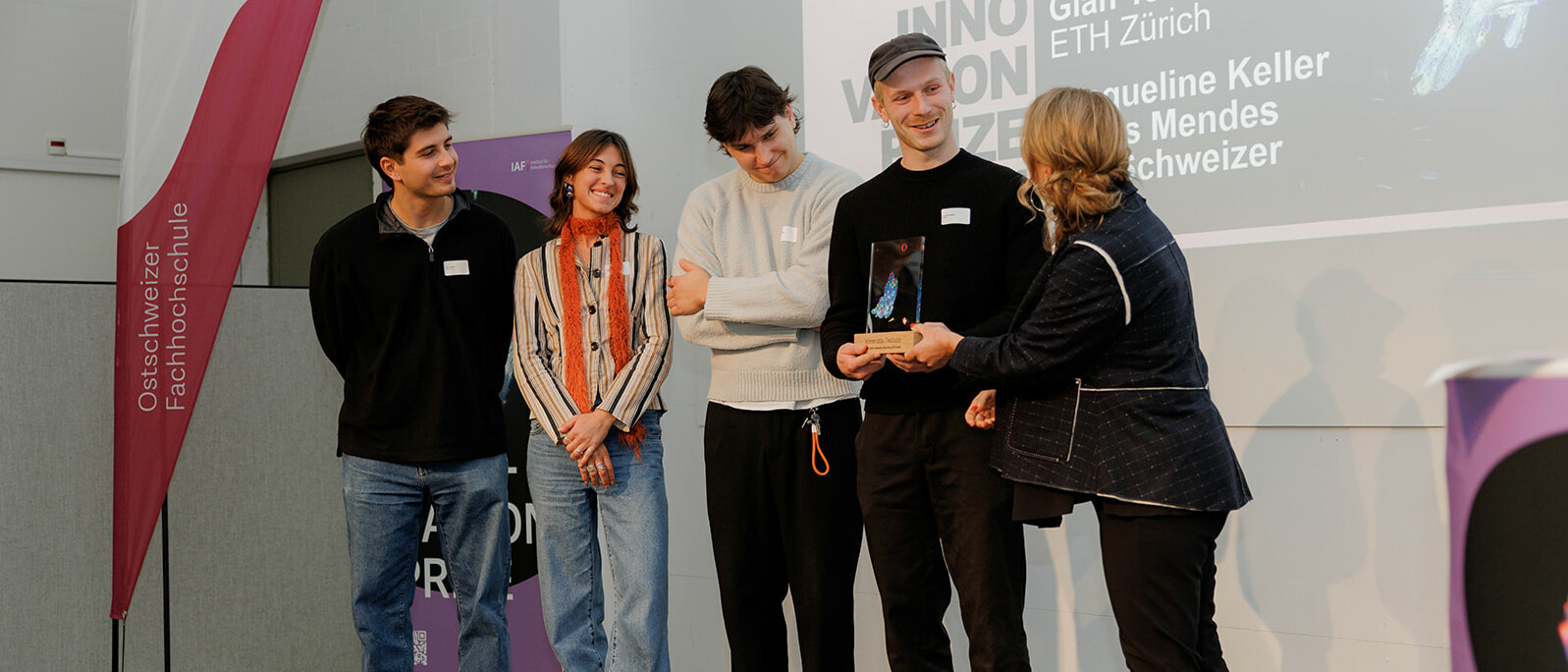 The ‘FlexAssist’ team (Gian Teufen, Jacqueline Keller, Lukas Mendes and Luc Schweizer) accepts the Age Innovation Prize.