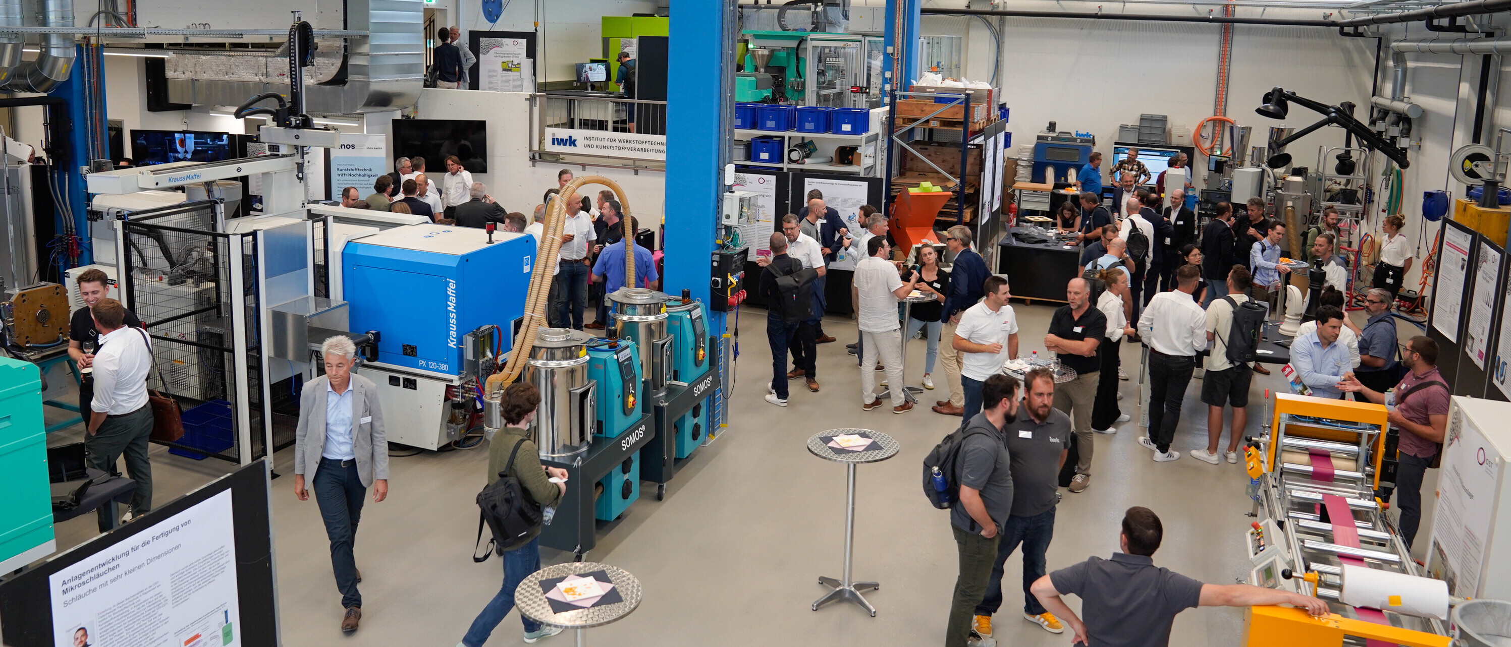 240905_rakufo_Teilnehmende-in-maschinenhalle_ueberblick Blick in die Maschinenhalle mit Kunden am 19. Rapperswiler Kunststoff-Forum 2024 im Techpark Eichwies