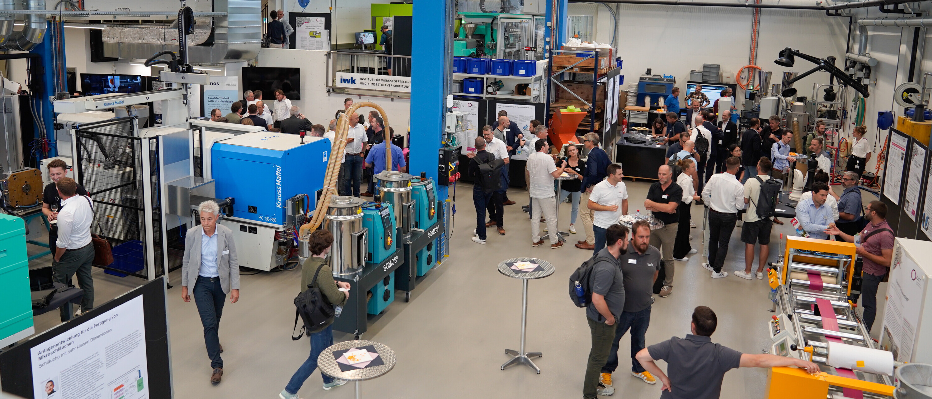 240905_rakufo_Teilnehmende-in-maschinenhalle_ueberblick Blick in die Maschinenhalle mit Kunden am 19. Rapperswiler Kunststoff-Forum 2024 im Techpark Eichwies