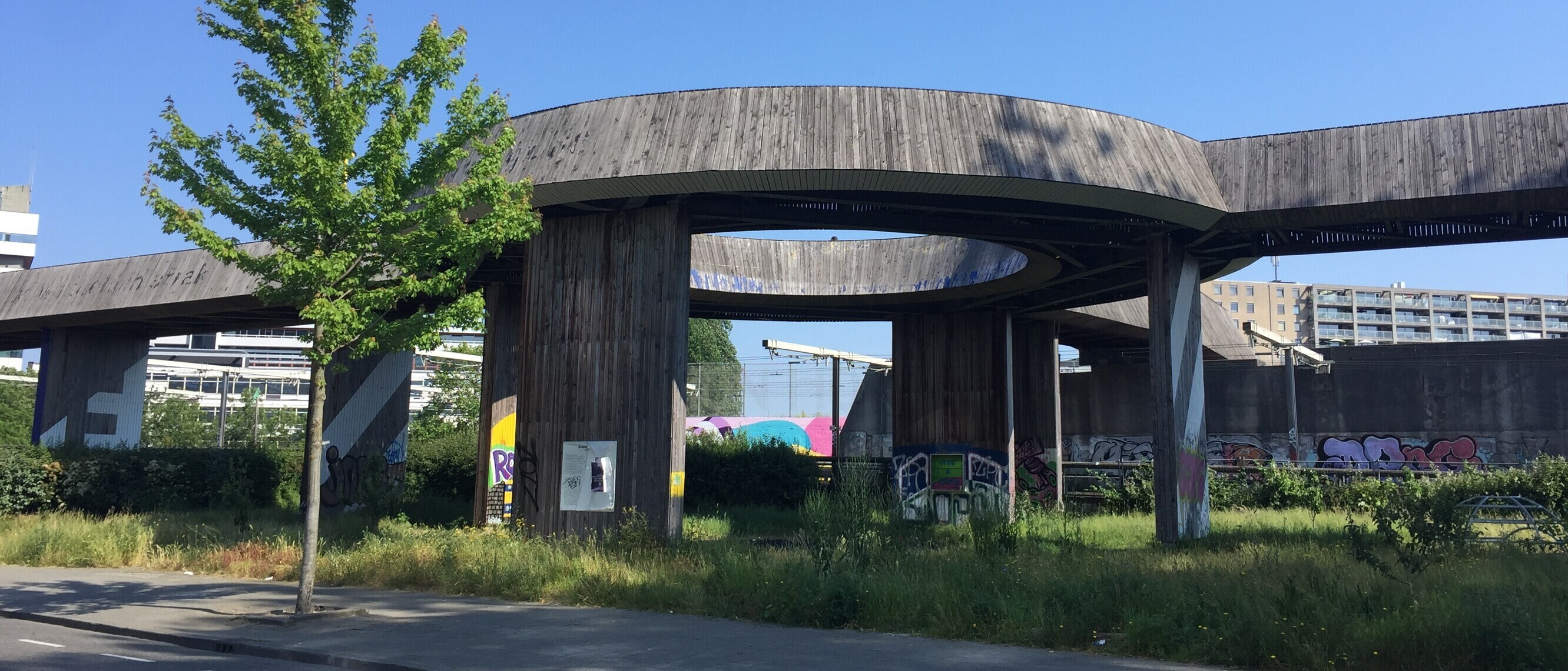 Die Yellow Bridge; Vernetzung von Stadtteilen und Förderung des Fussverkehrs
