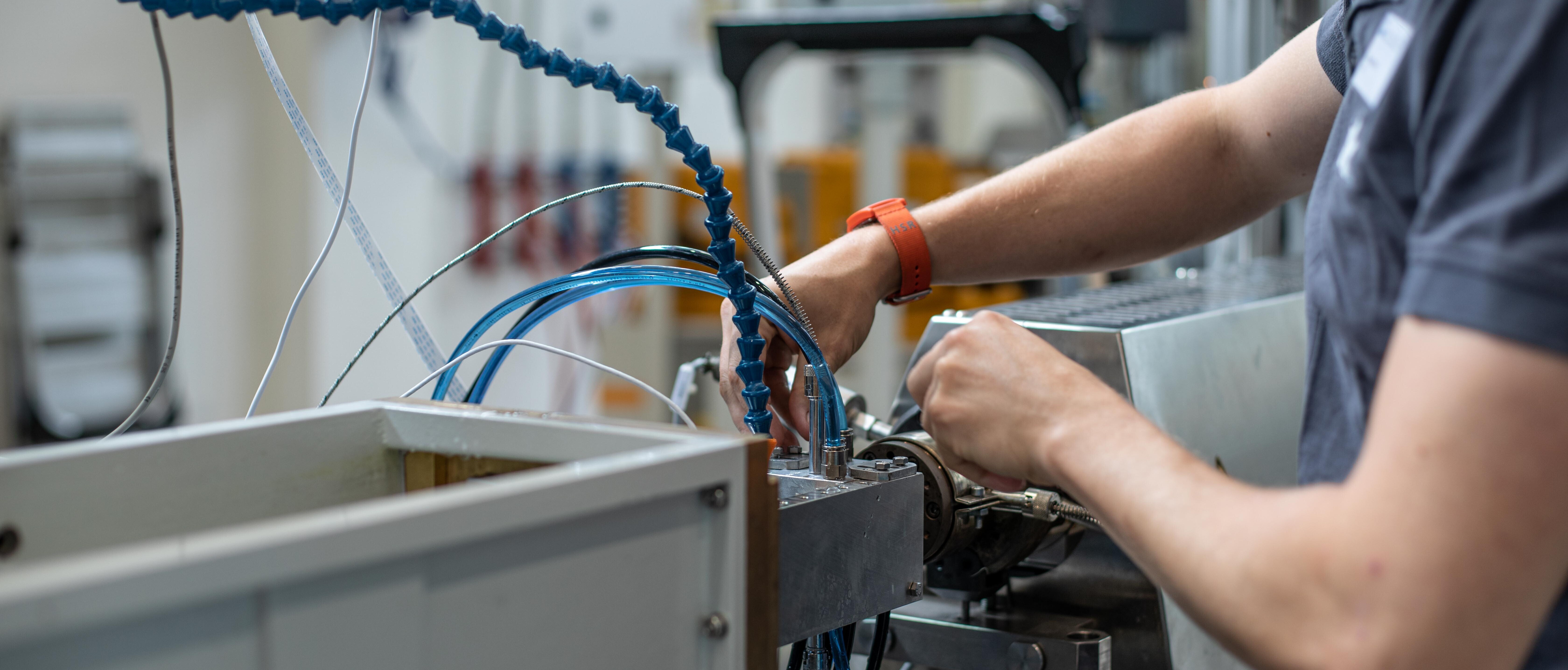 IWK_Website_Fachbereiche_COM Arbeit in Institut an Compoundieranlage