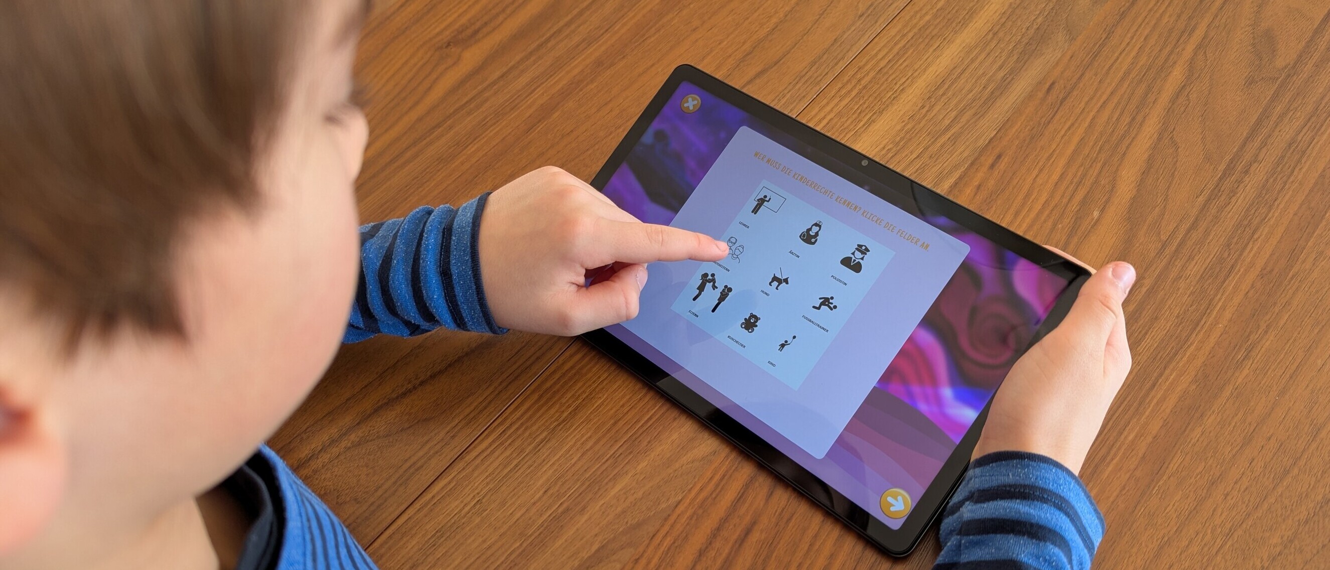 Kind lernt Kinderrechte mit der Web-App KIDIMO.