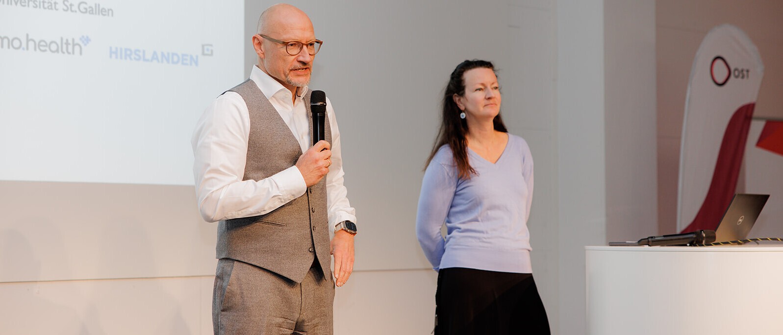 Sabina Misoch, Gesamtprojektleiterin AGE-INT IAF Institut für Altersforschung, und Hans Ebinger, CEO Switzerland Innovation Park Ost, begrüssen die Gäste zur Preisverleihung des diesjährigen Age Innovation Preises. Sabina Misoch, Gesamtprojektleiterin AGE-INT IAF Institut für Altersforschung, und Hans Ebinger, CEO Switzerland Innovation Park Ost, begrüssen die Gäste zur Preisverleihung des diesjährigen Age Innovation Preises.