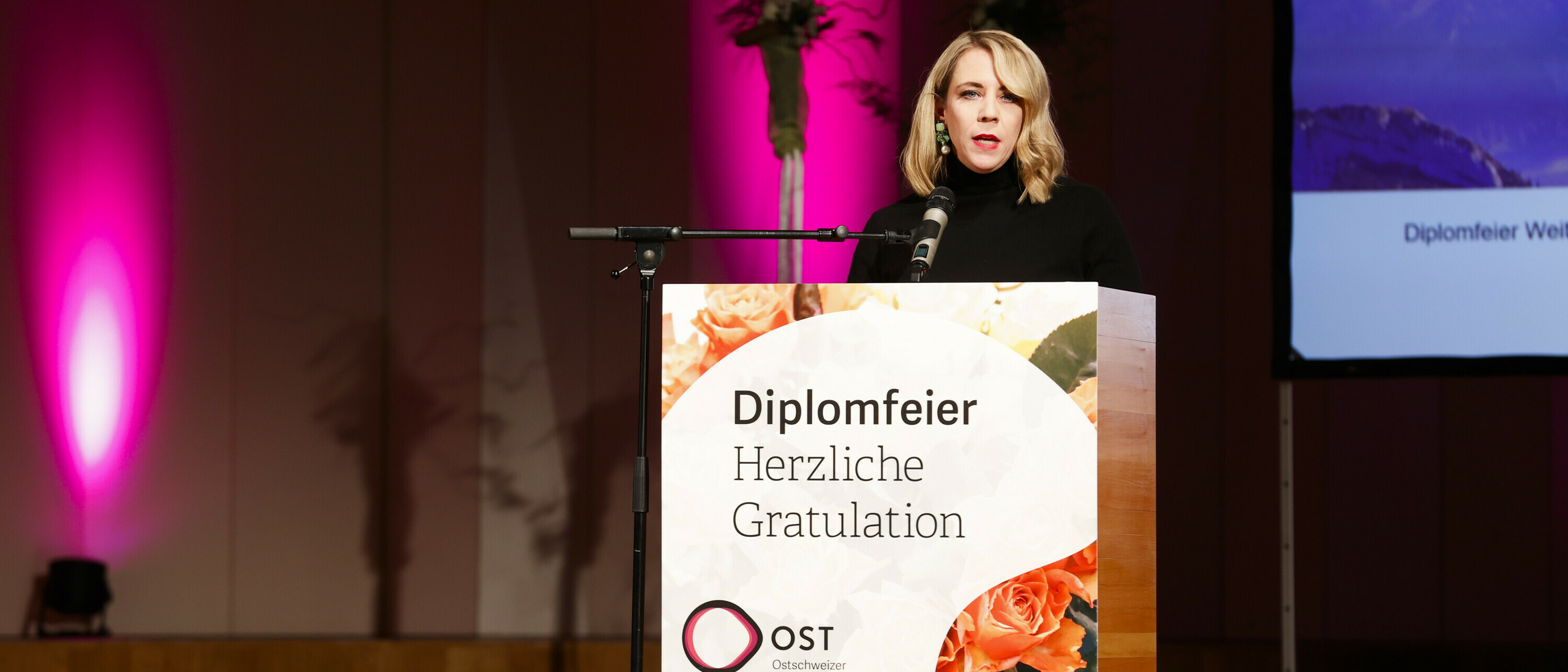 Alexandra Egger, Leiterin Weiterbildung OST, gratuliert den Absolventinnen und Absolventen.