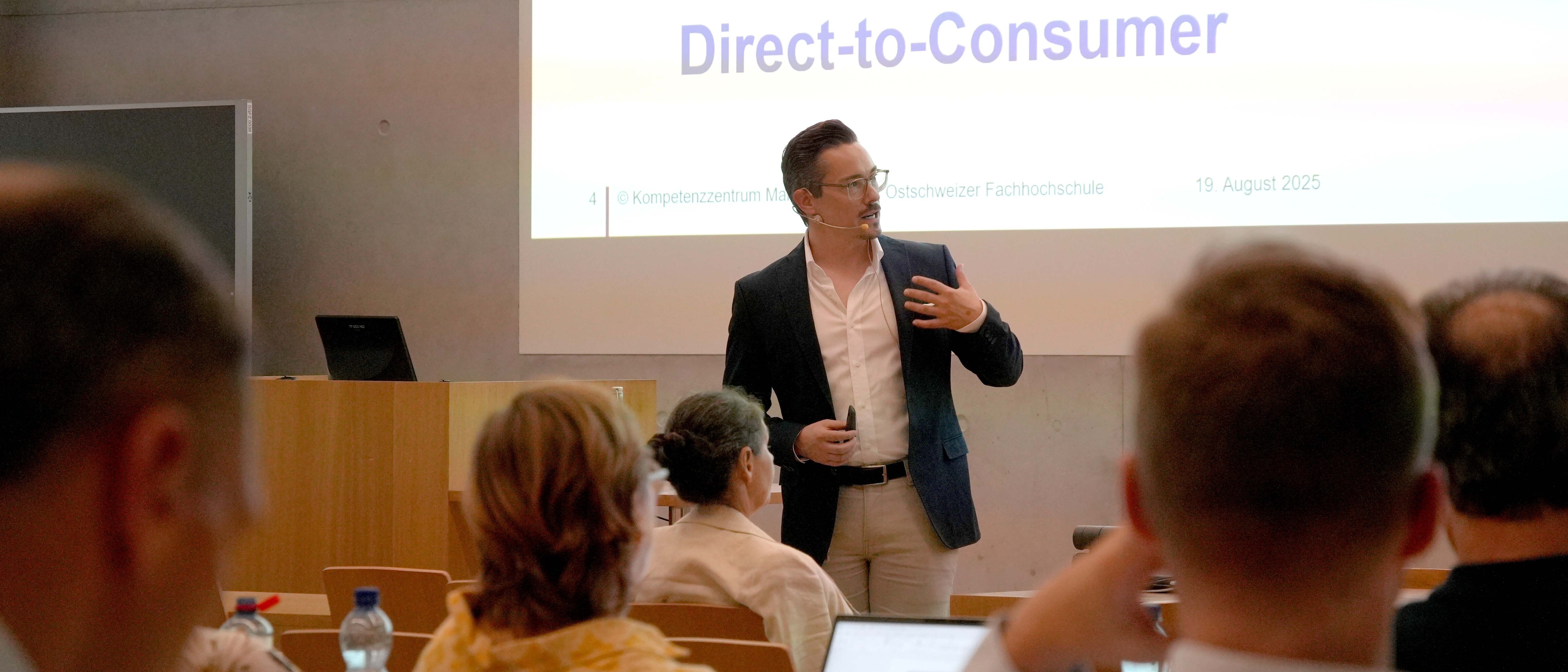 Dr. Benjamin Klink, Dozent für Marketing und Experte für E-Commerce an der OST, erklärt den Teilnehmenden im Rahmen von Gewerbe@OST den Direktvertrieb.