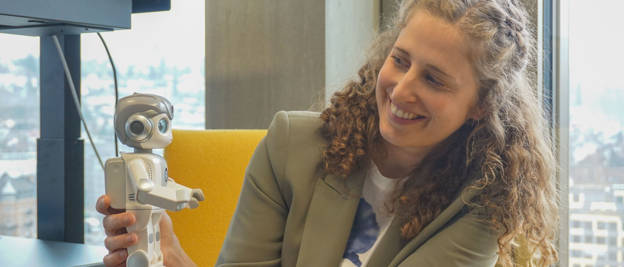 Altersforscherin, Dr. Damaris Aschwanden, an der OST mit Alpha Mini, einem intelligenten humanoiden Roboter.