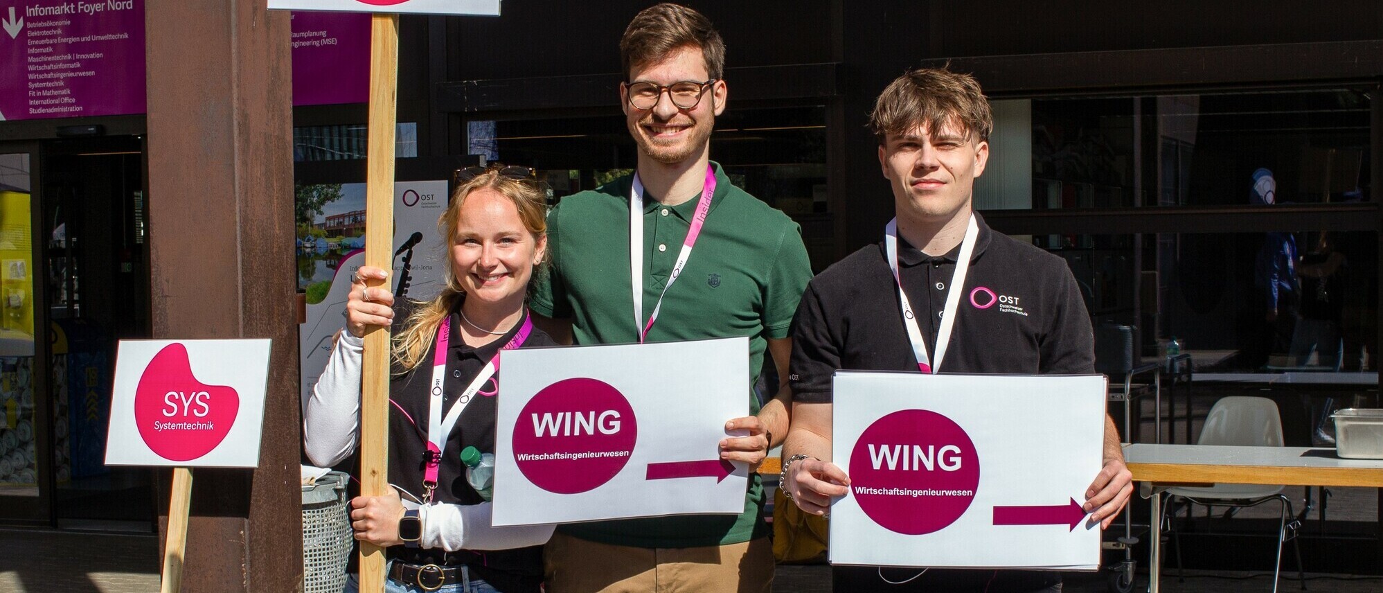 Am Infotag des Studiengangs Wirtschaftsingenieurwesen werden die Besucherinnen und Besuchern von Studierenden über den Campus geführt.