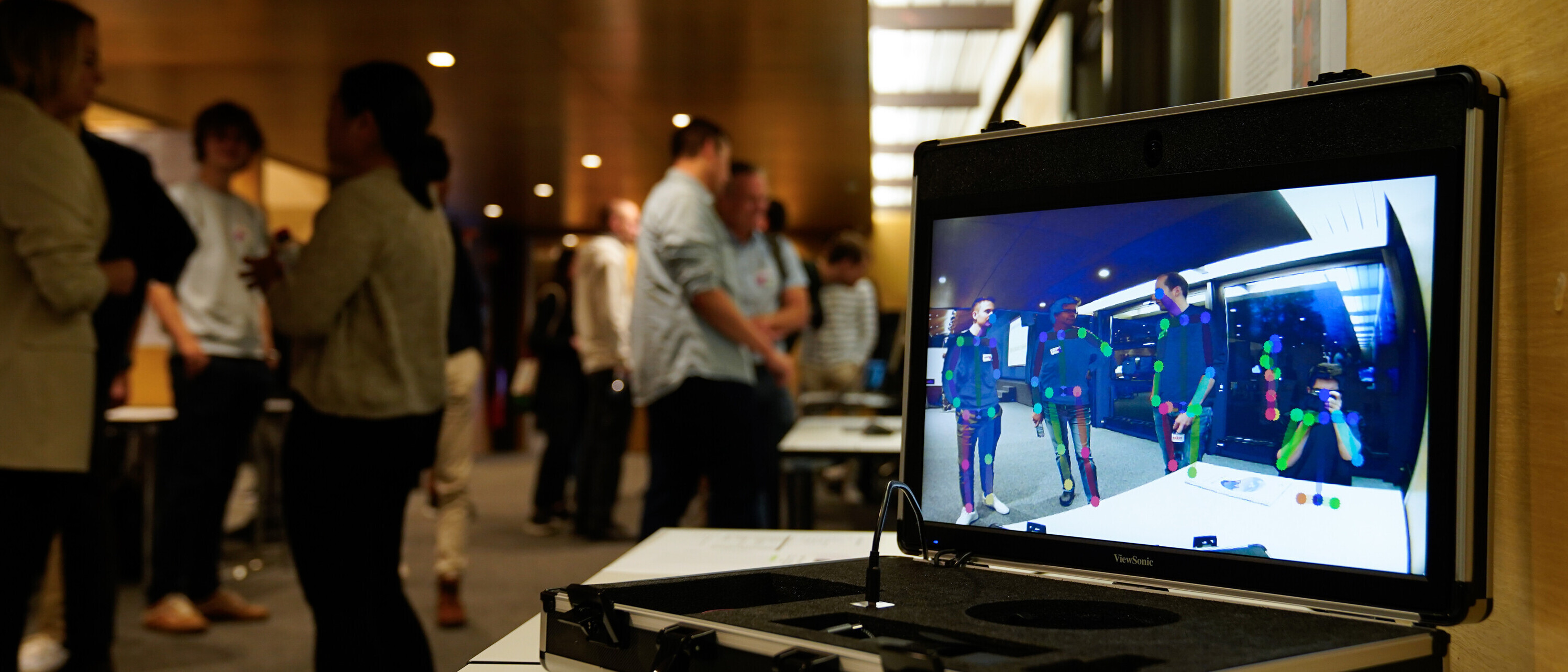 AI@OST-Tagung 2023: Eine KI erkennt die Haltung von vorbeilaufenden Personen automatisch. AI@OST-Tagung 2023: Eine KI erkennt die Haltung von vorbeilaufenden Personen automatisch.