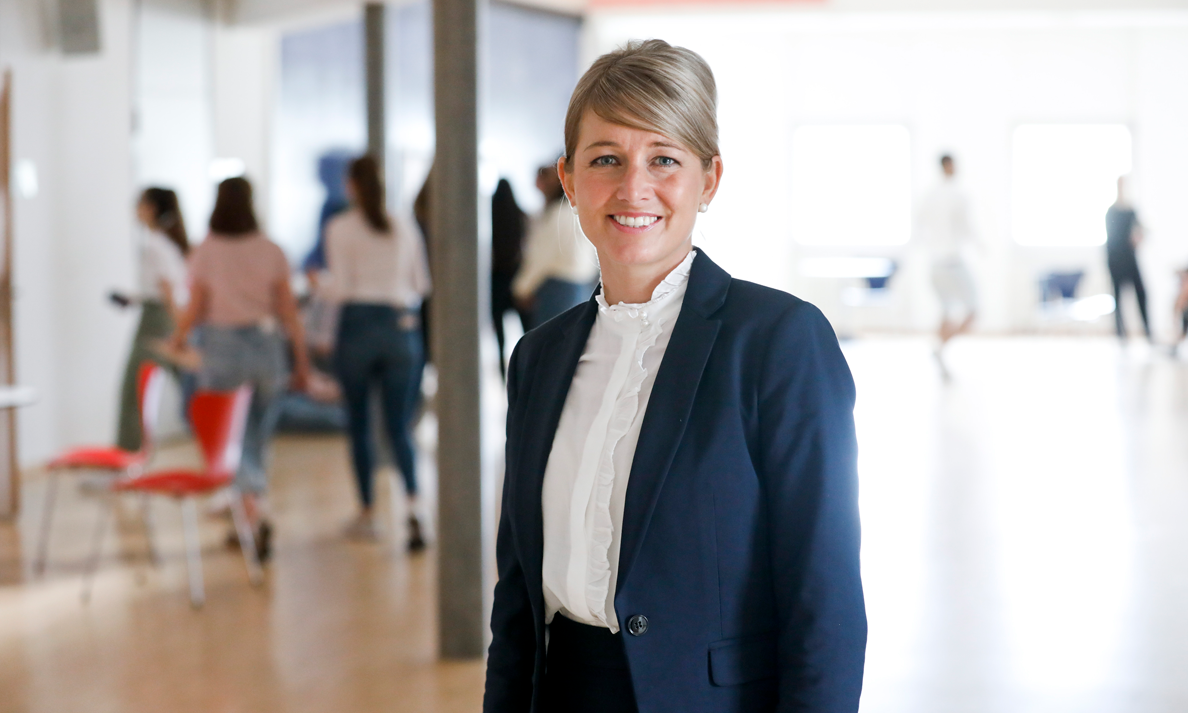 Weiterbildung Ökonomie und Finanzen Absolventin einer Weiterbildung Ökonomie und Finanzen