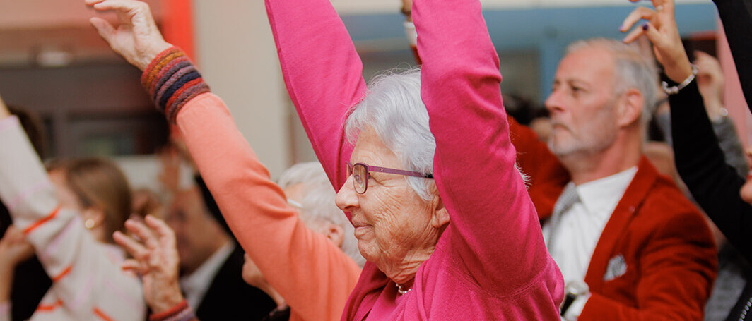 Das Publikum nimmt an der Age Innovation Preisverleihung an Mobilitätsübungen teil und verdeutlicht die Notwendigkeit nach genügend Bewegung im Alter. Das Publikum nimmt an der Age Innovation Preisverleihung an Mobilitätsübungen teil und verdeutlicht die Notwendigkeit nach genügend Bewegung im Alter.