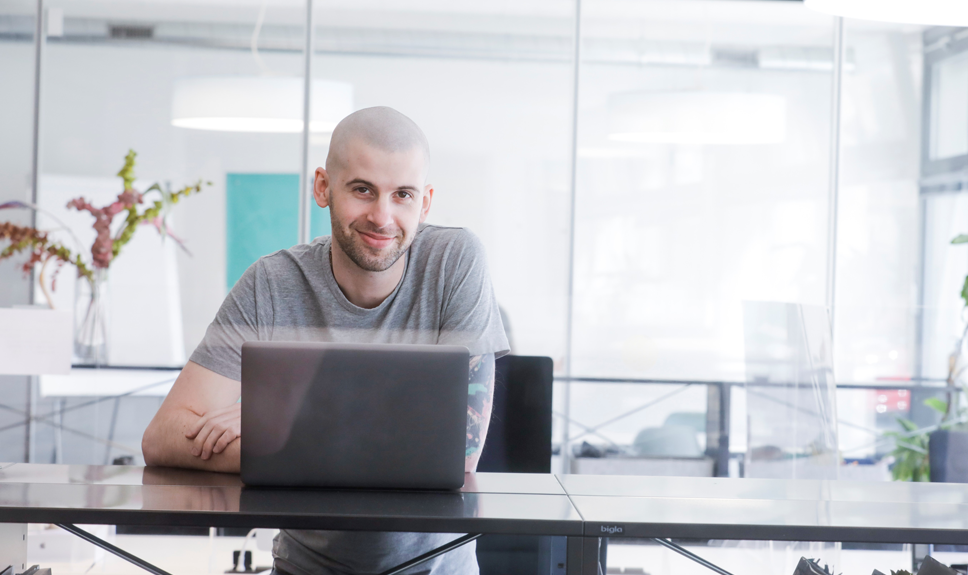 Informatiker vor Laptop