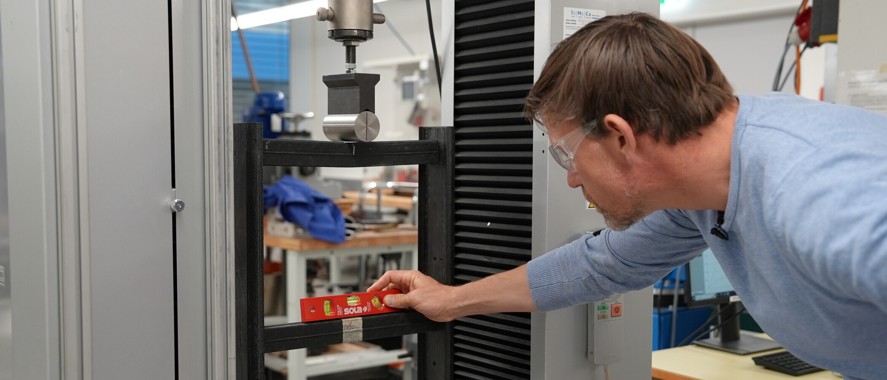 Das IWK Institut für Werkstofftechnik und Kunststoffverarbeitung führt Belastungstests der für die Serienproduktion weiterentwickelten Version der Karbonleiter durch.