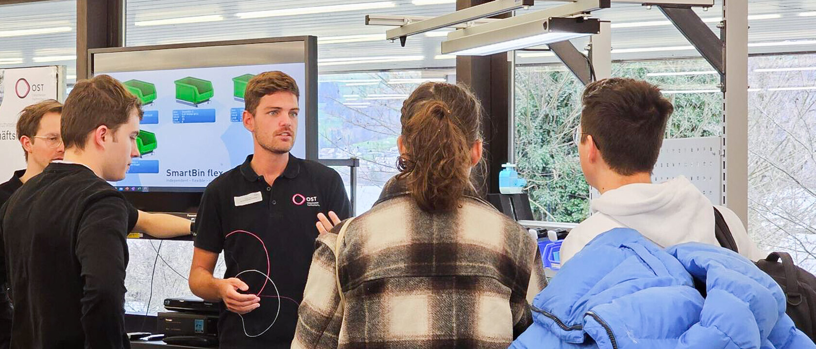 Am Infotag des Studiengangs WING stellen die Studierenden den Interessentinnen und Interessenten verschiedene Projekte vor, an denen sie gearbeitet haben.