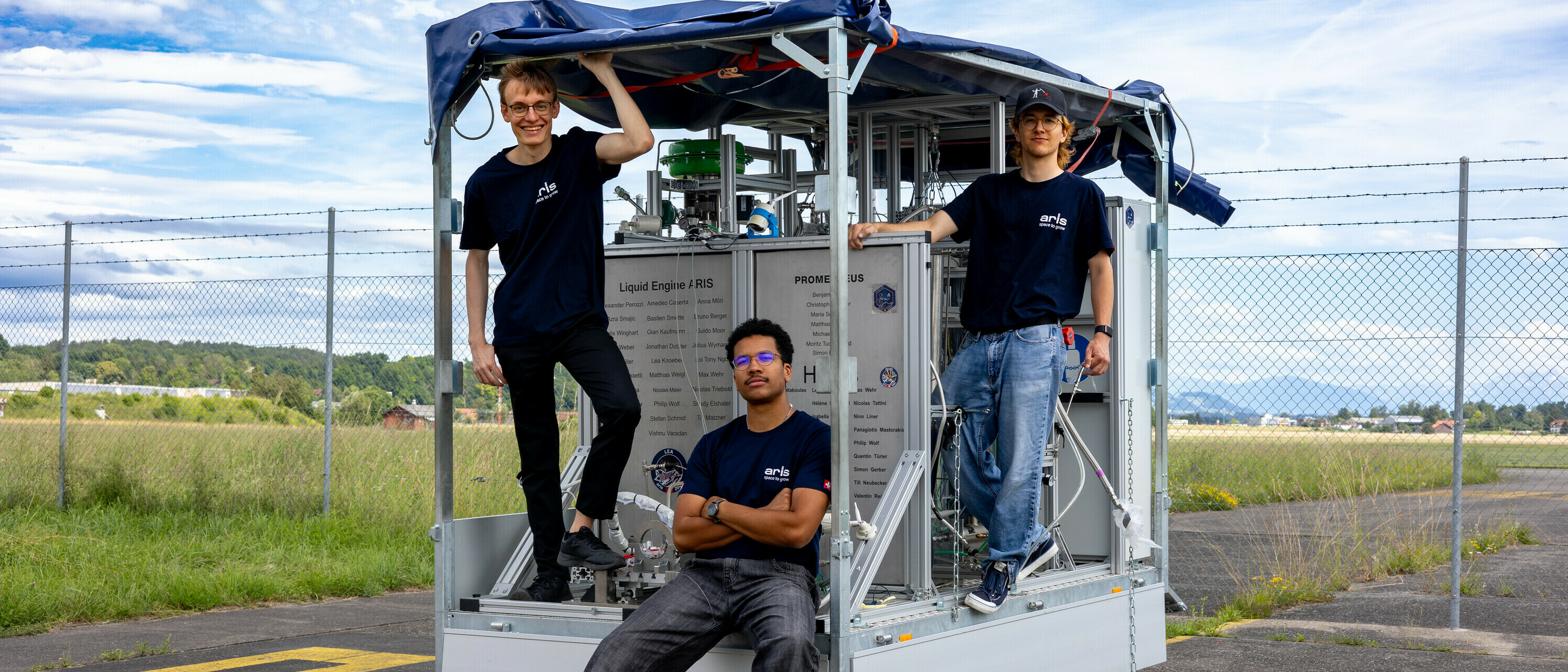 Ein Student der OST und zwei Studenten der ETH mit dem Teststand des Projekts PERSEUS von ARIS.