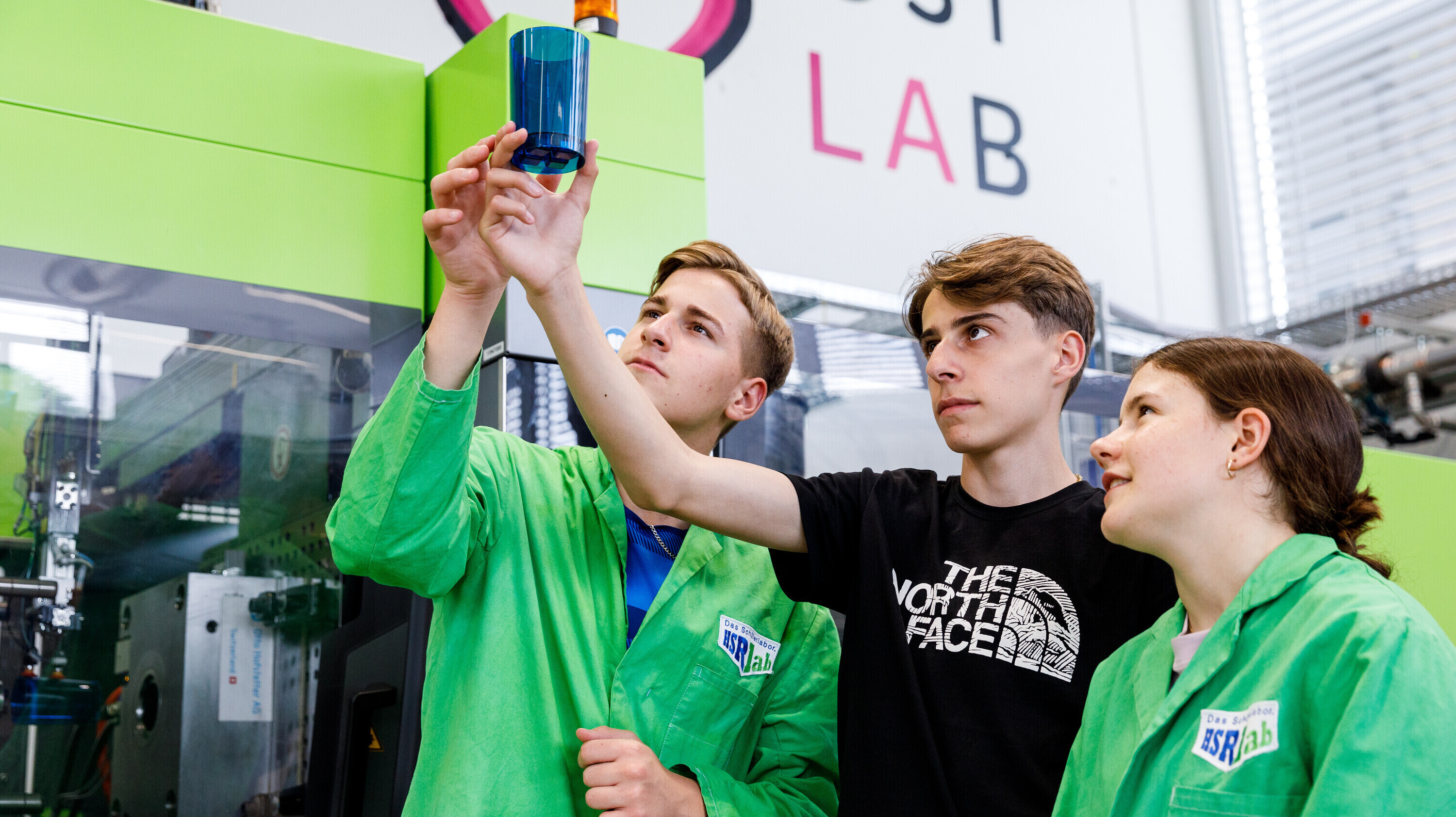 2022_ostlab_gruppe_becher_prüfen Jugendliche prüfen Becher im OSTLAB