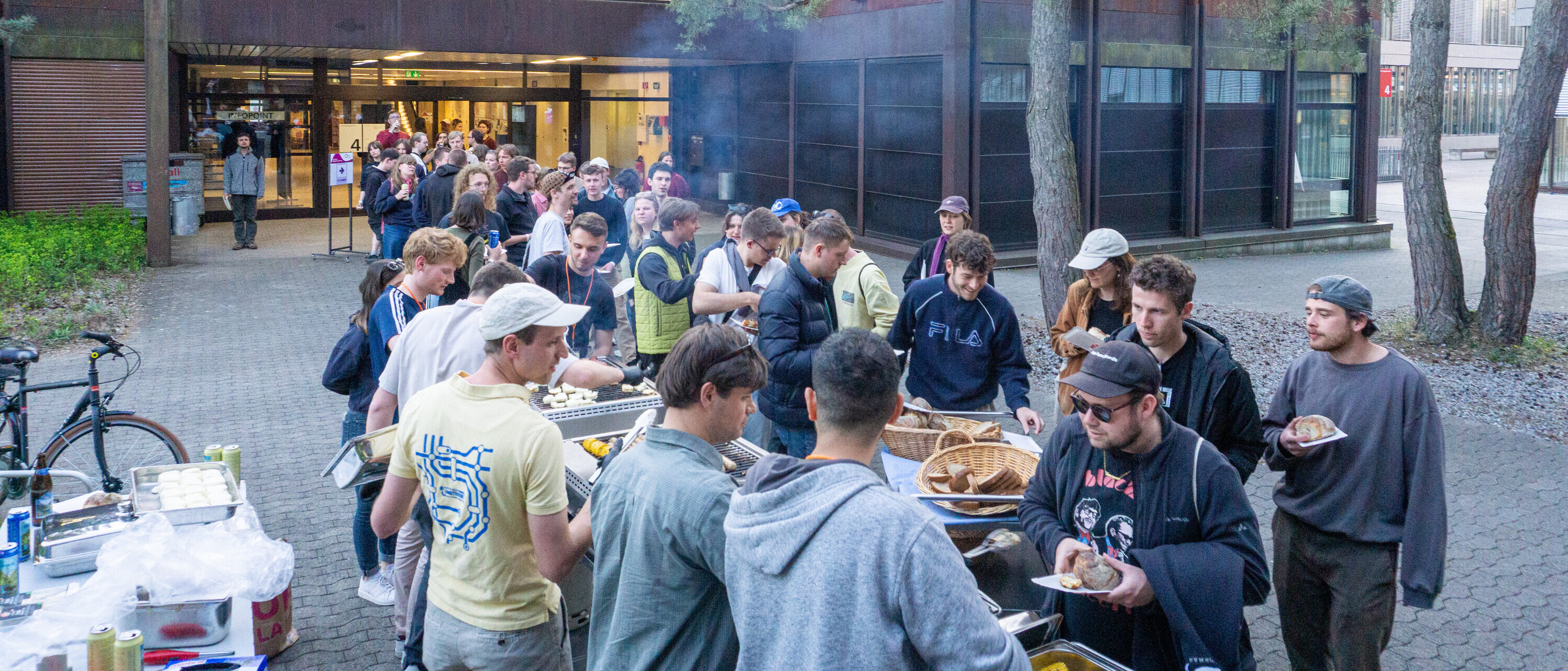 Grillabend: Bei schönstem Frühlingswetter wurde auf dem Campus der OST für alle Teilnehmenden grilliert. (Foto: Matteo Ruckstuhl)